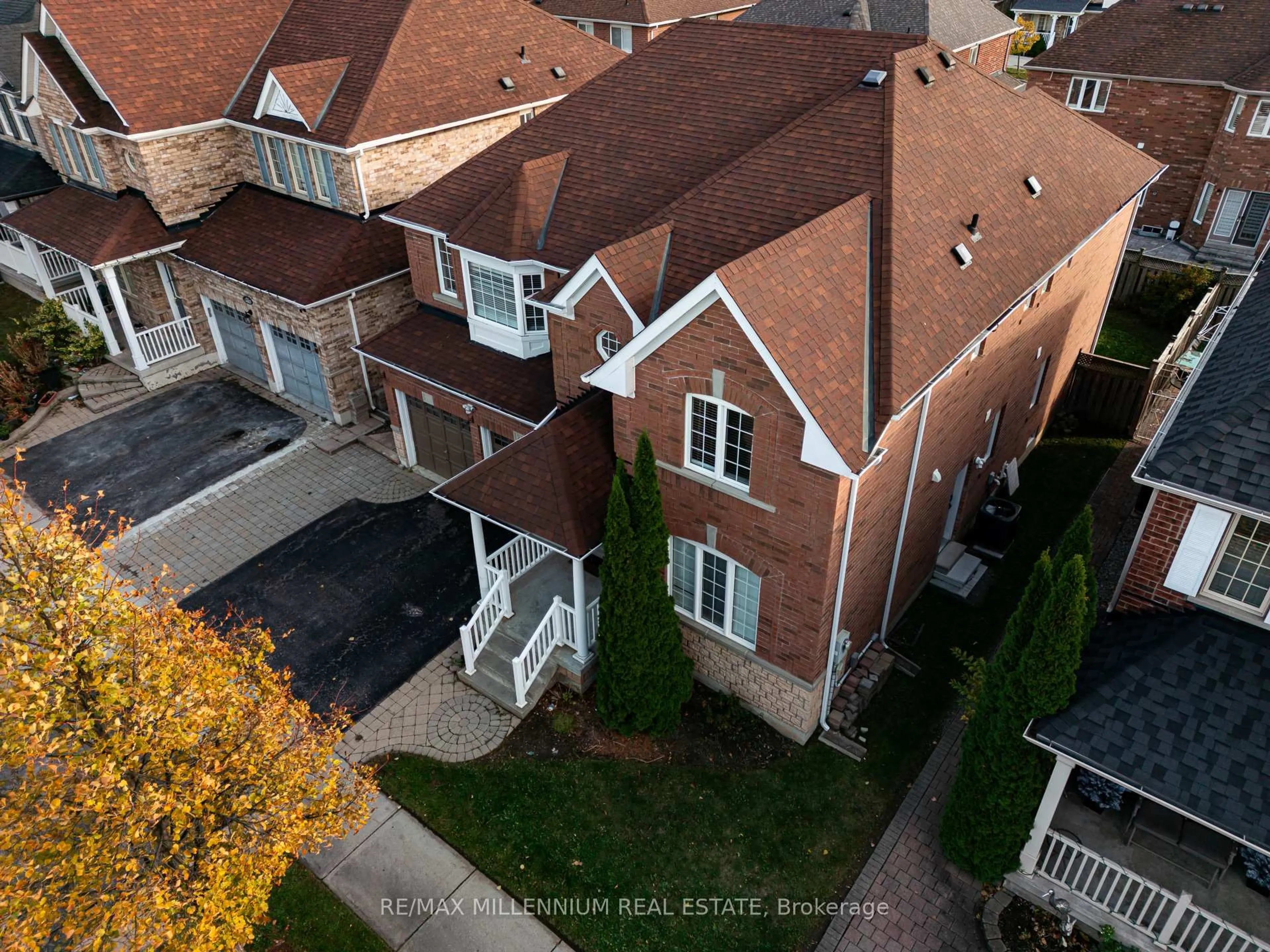 A pic from outside/outdoor area/front of a property/back of a property/a pic from drone, street for 25 Bevan Cres, Ajax Ontario L1T 4N3