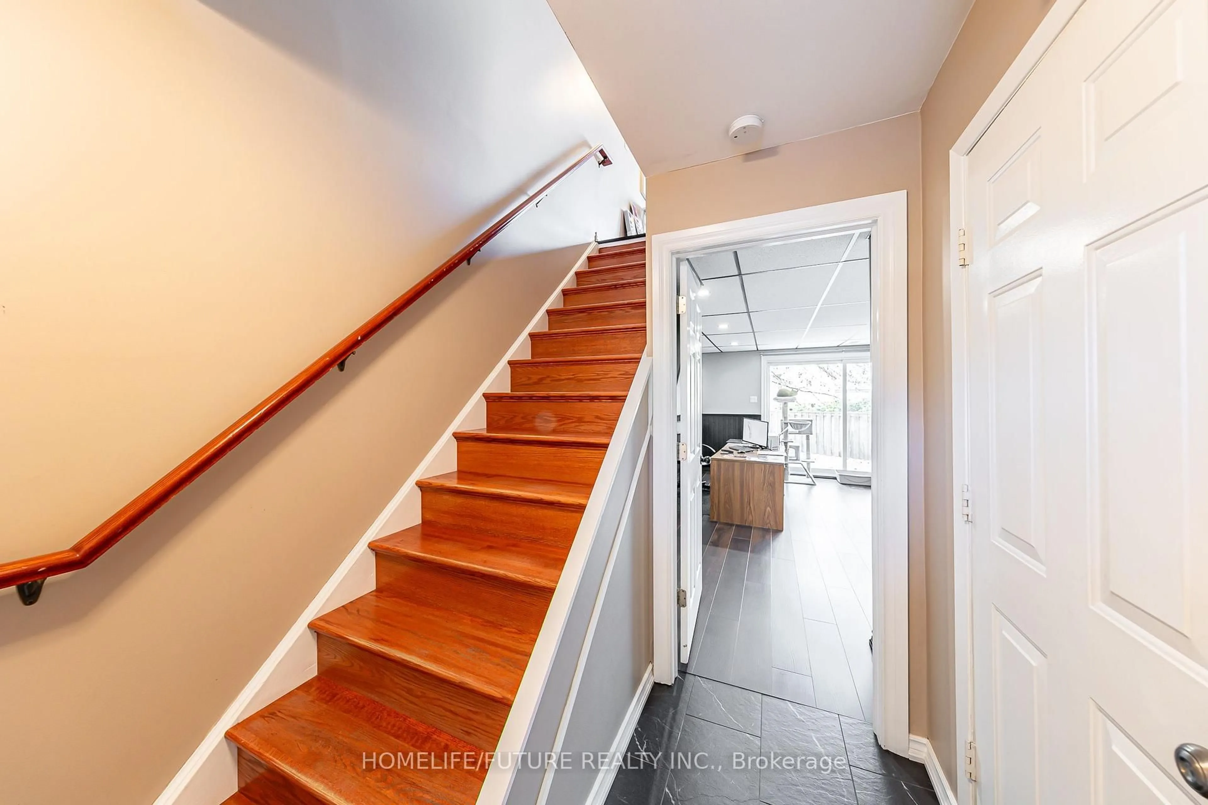 Indoor entryway for 72 Martin Rd #13, Clarington Ontario L1C 3N3