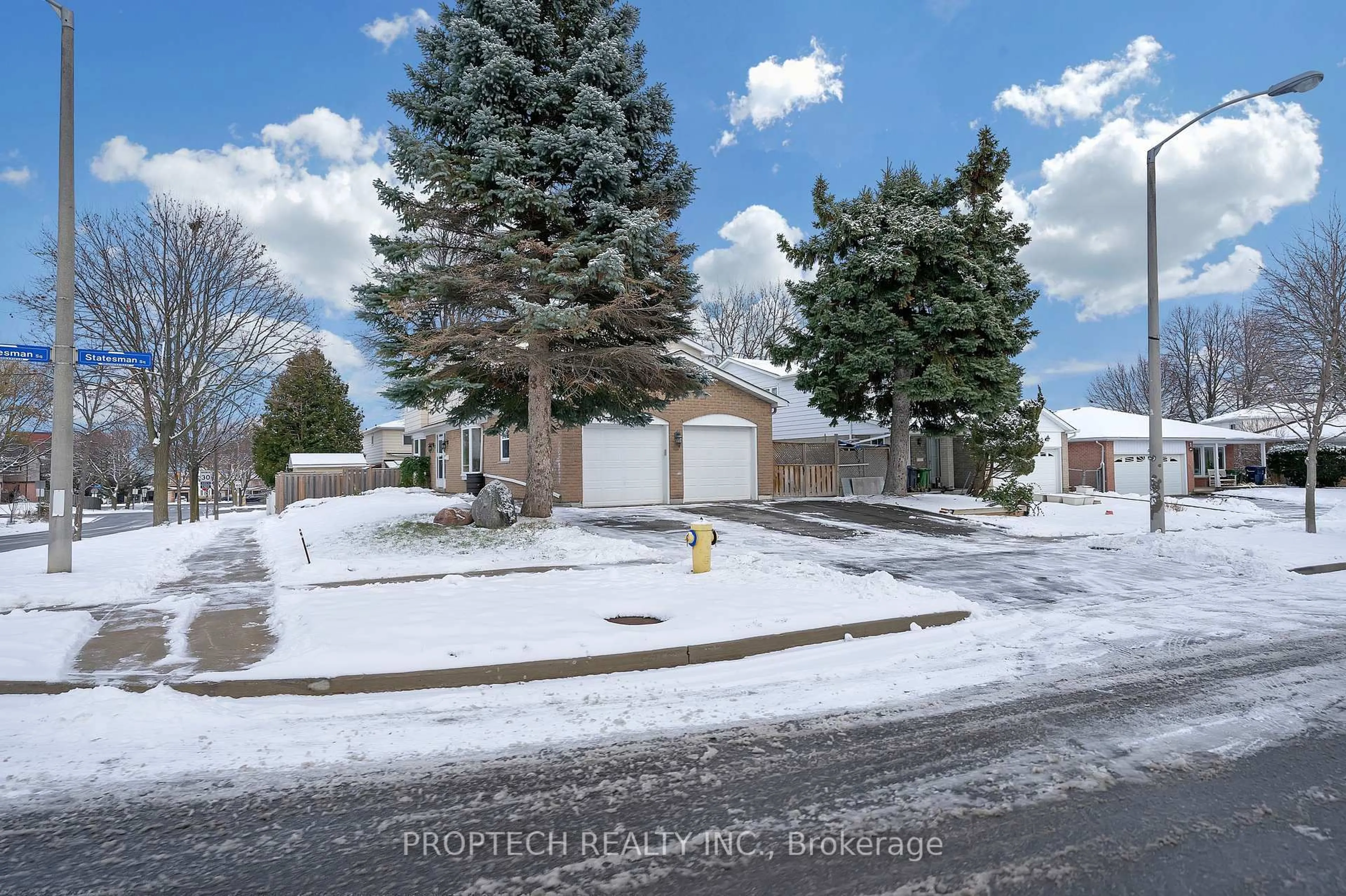 A pic from outside/outdoor area/front of a property/back of a property/a pic from drone, street for 2 Statesman Sq, Toronto Ontario M1S 4H6