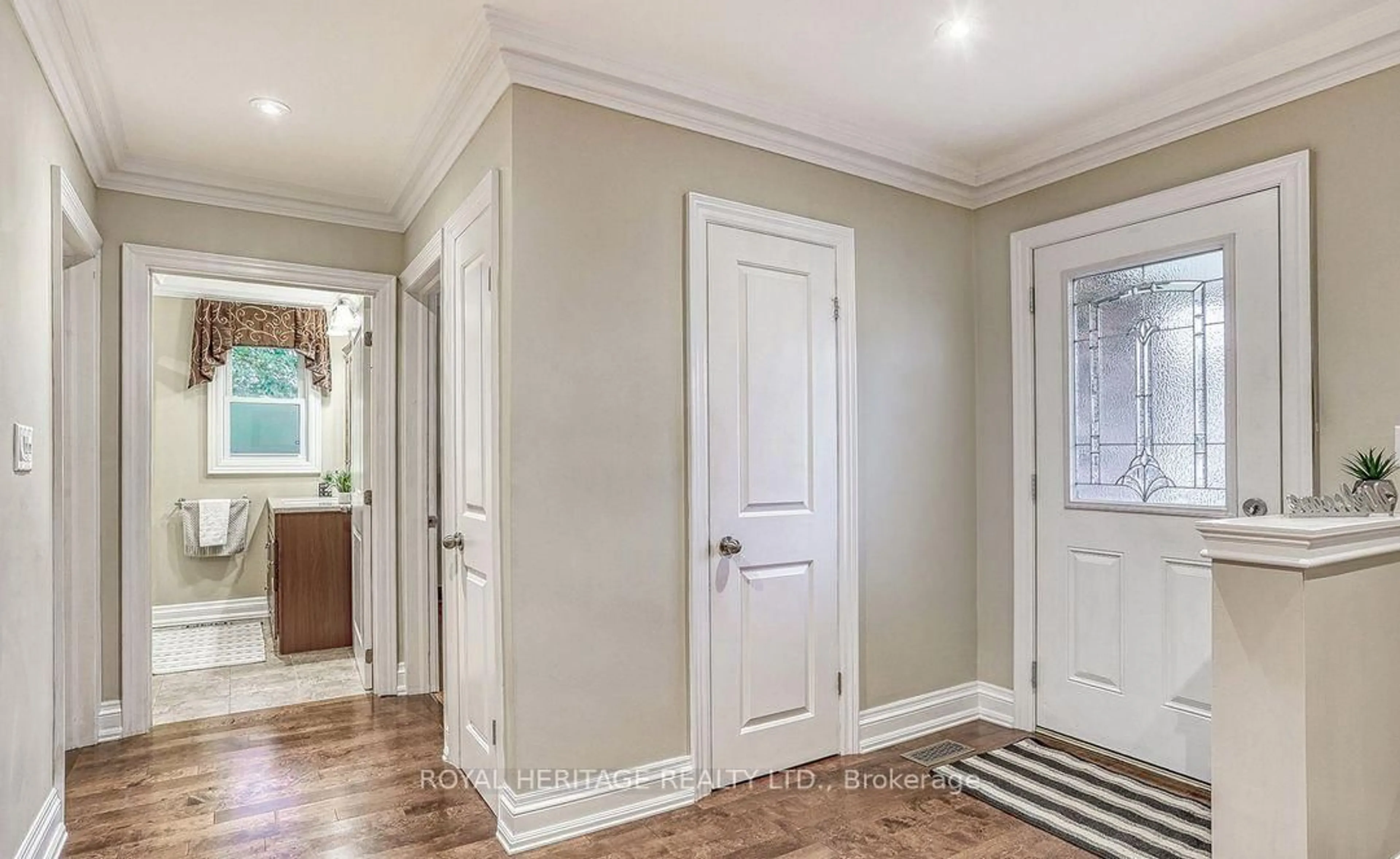 Indoor entryway for 339 Nipigon St, Oshawa Ontario L1J 4P1