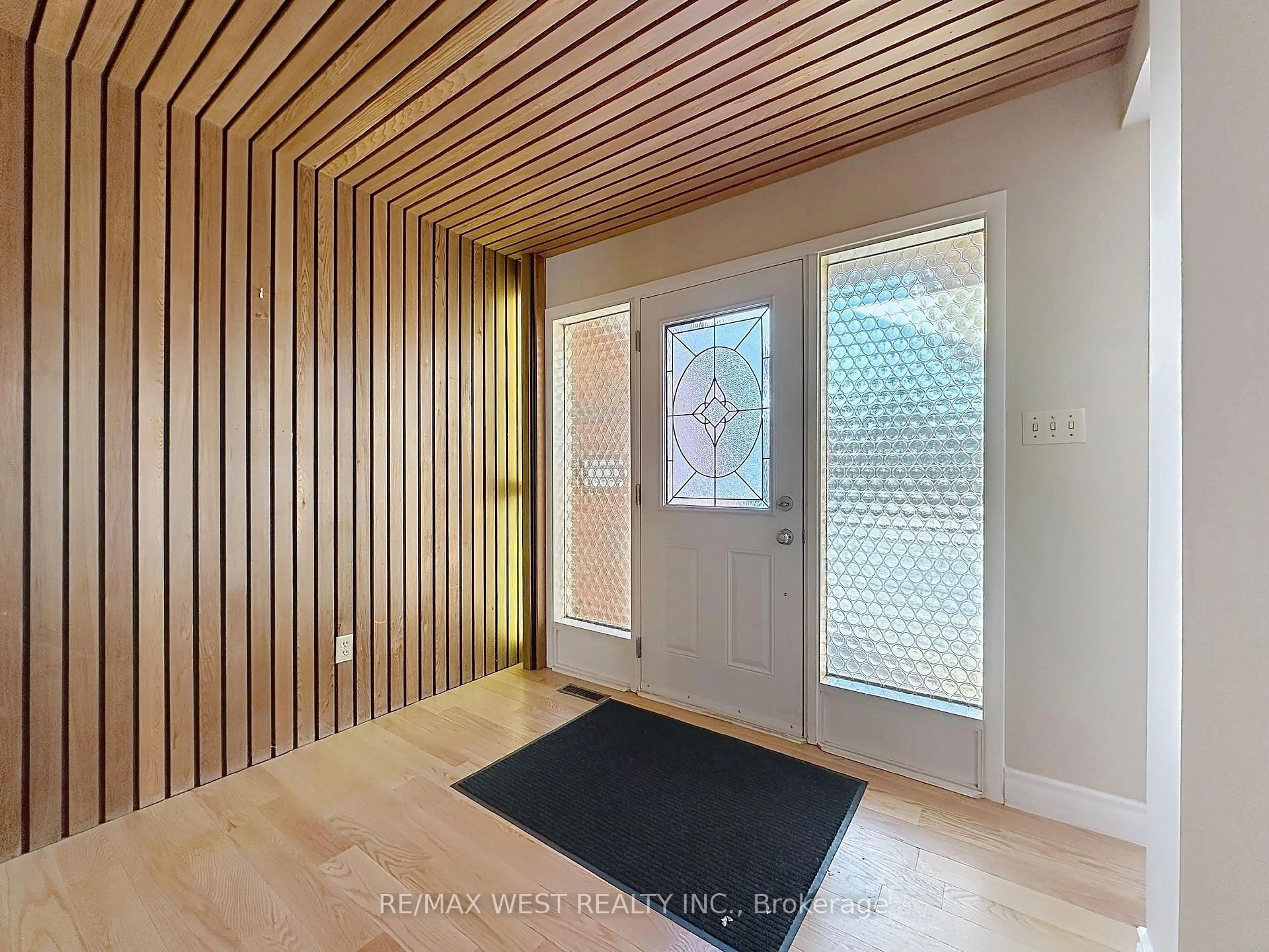 Indoor entryway for 20 Foxwood Grve, Toronto Ontario M1W 1V2