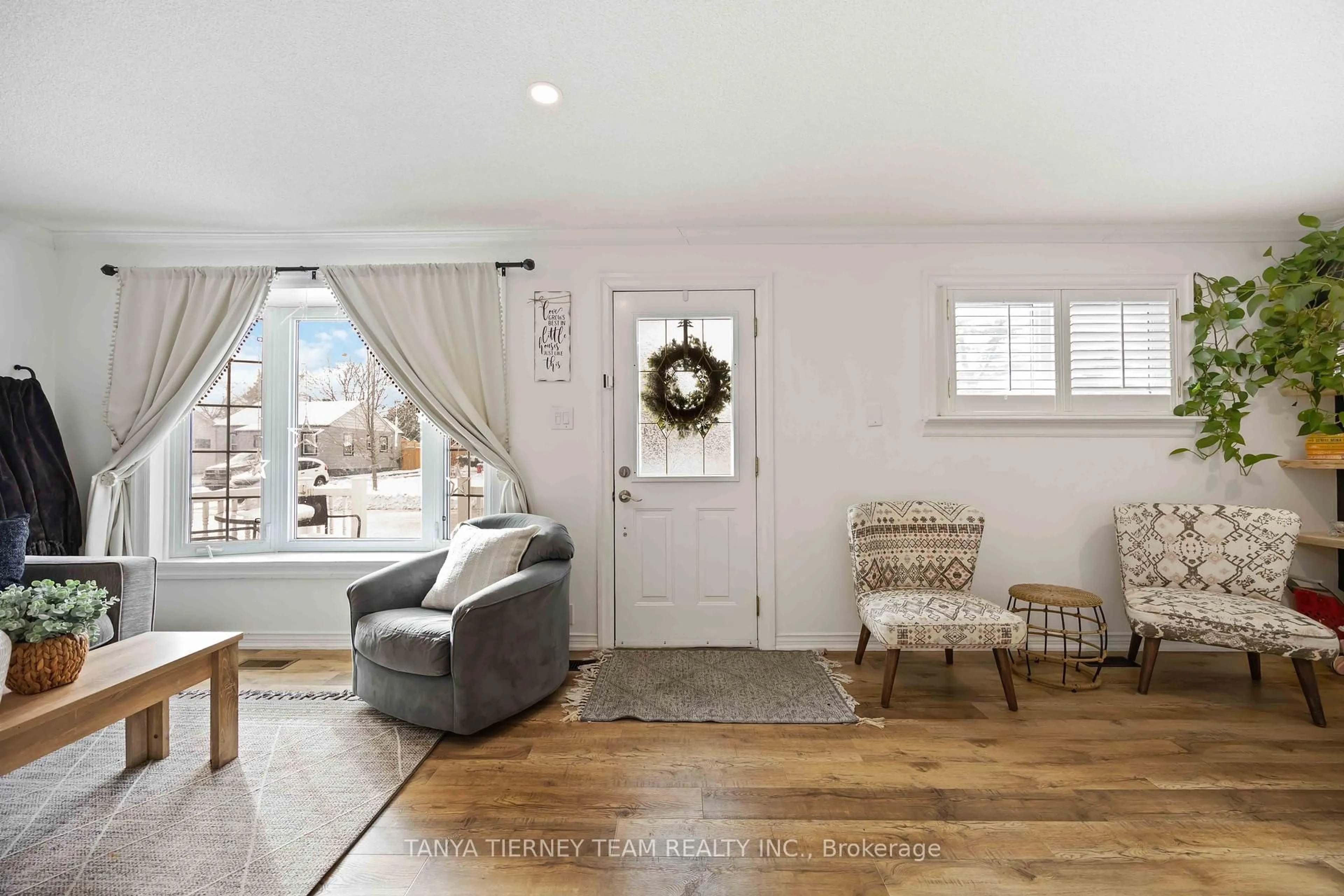 Indoor entryway for 52 Glynn Rd, Ajax Ontario L1S 2C3