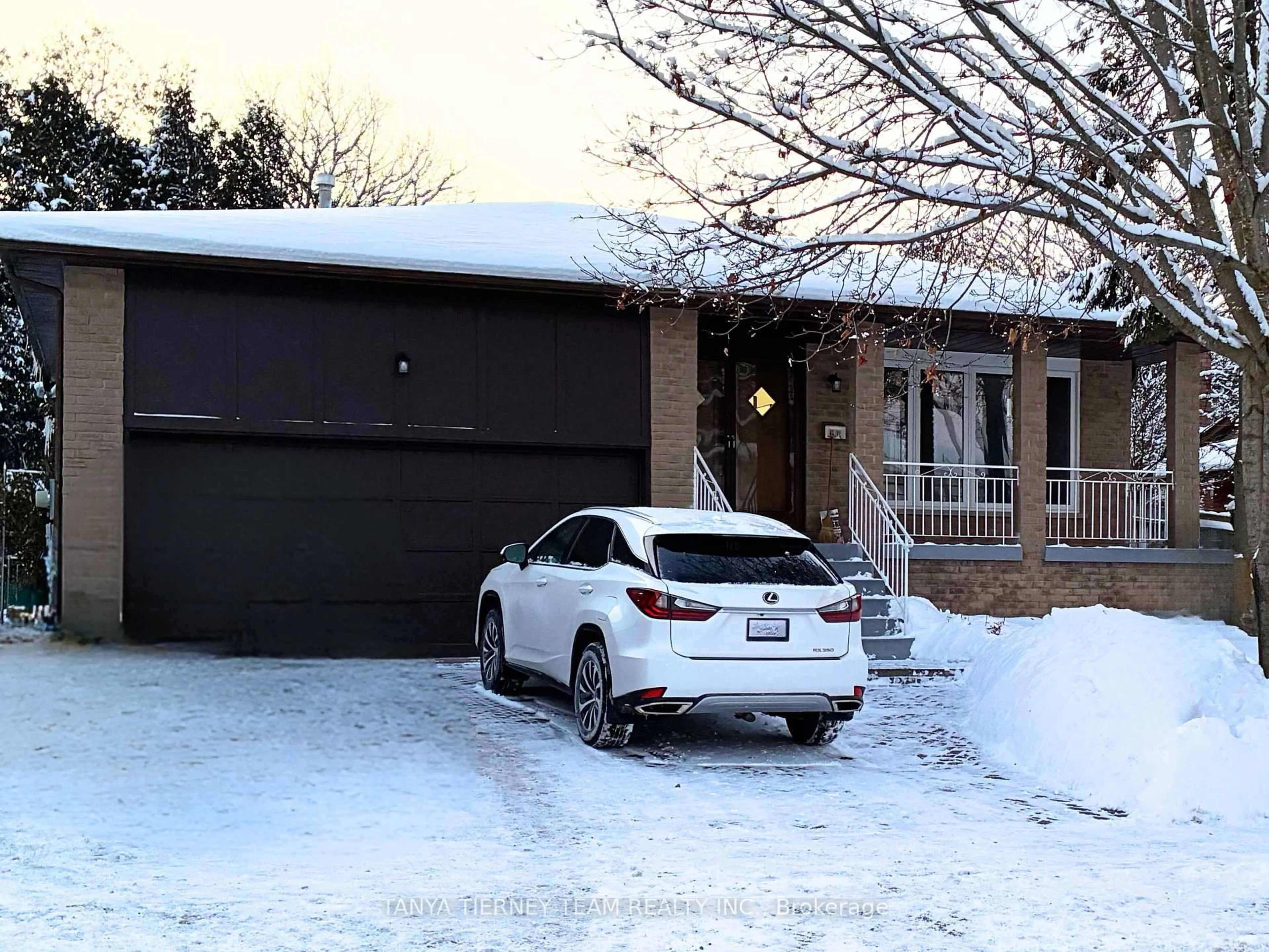 Indoor garage for 54 Chester Cres, Scugog Ontario L9L 1K7