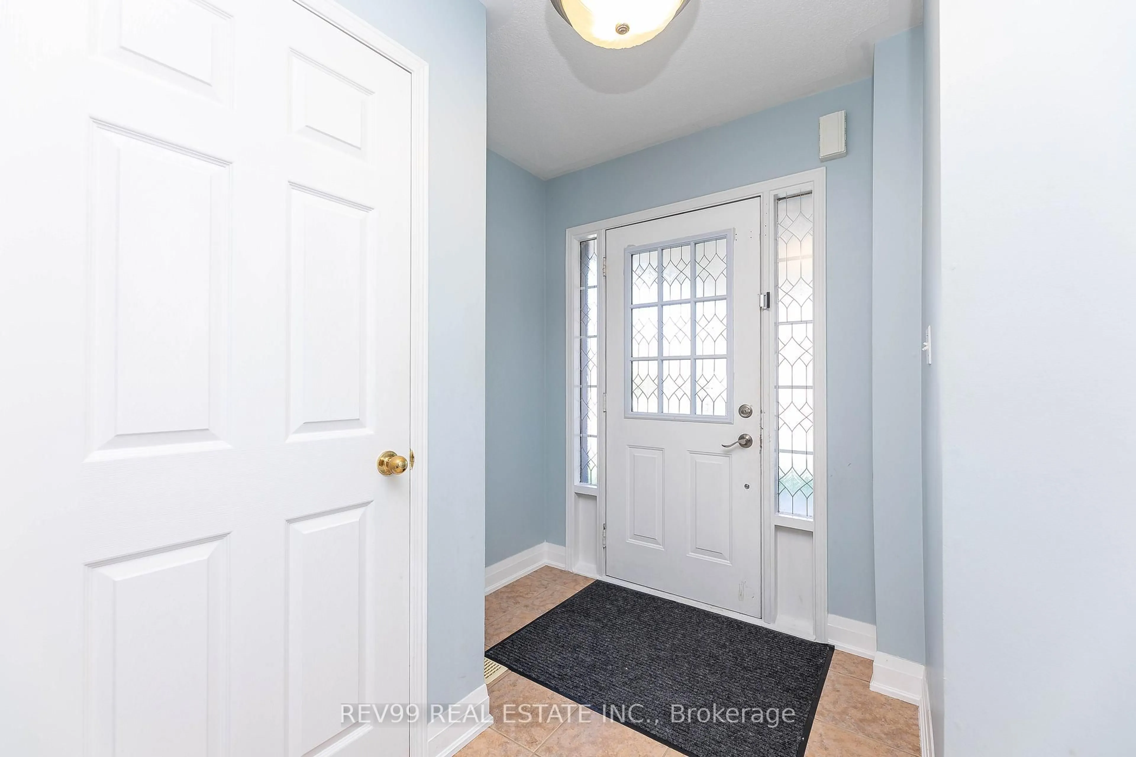 Indoor entryway for 735 Brasswinds Tr, Oshawa Ontario L1K 2Z1