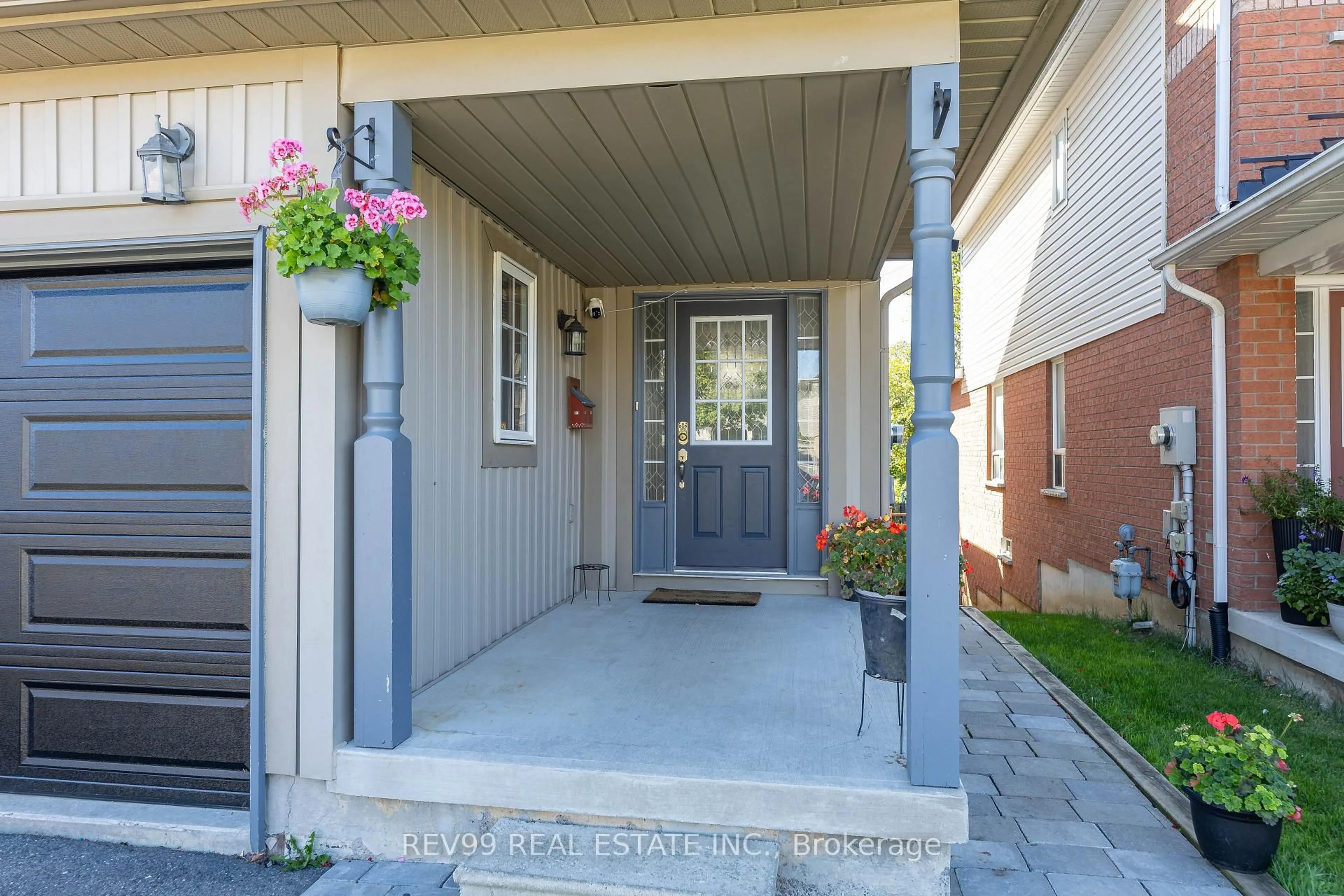 Indoor entryway for 735 Brasswinds Tr, Oshawa Ontario L1K 2Z1