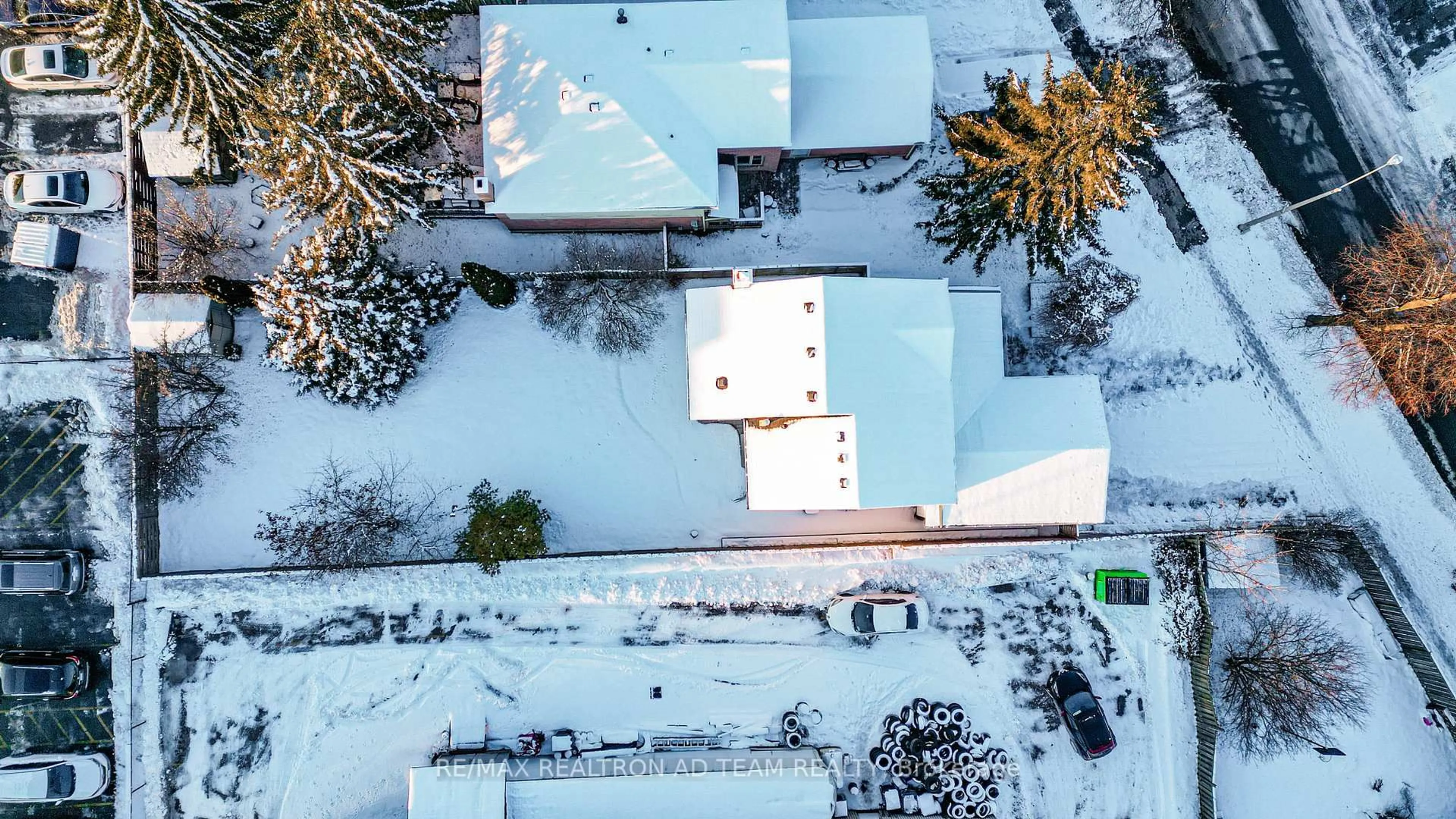 A pic from outside/outdoor area/front of a property/back of a property/a pic from drone, building for 4 Gilmour Dr, Ajax Ontario L1S 5J9