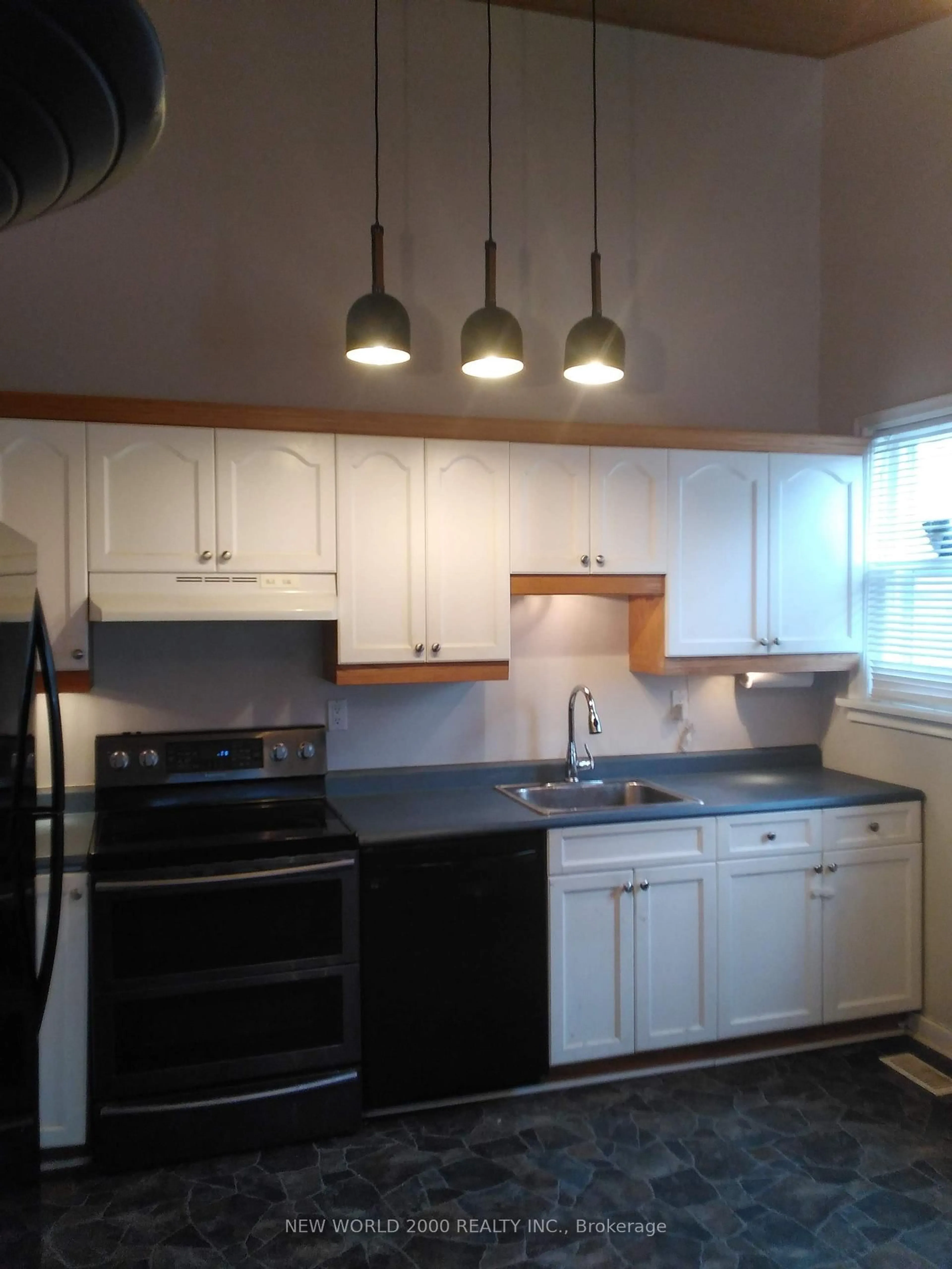 Standard kitchen, unknown for 920 Greenwood Cres, Whitby Ontario L1N 1C8