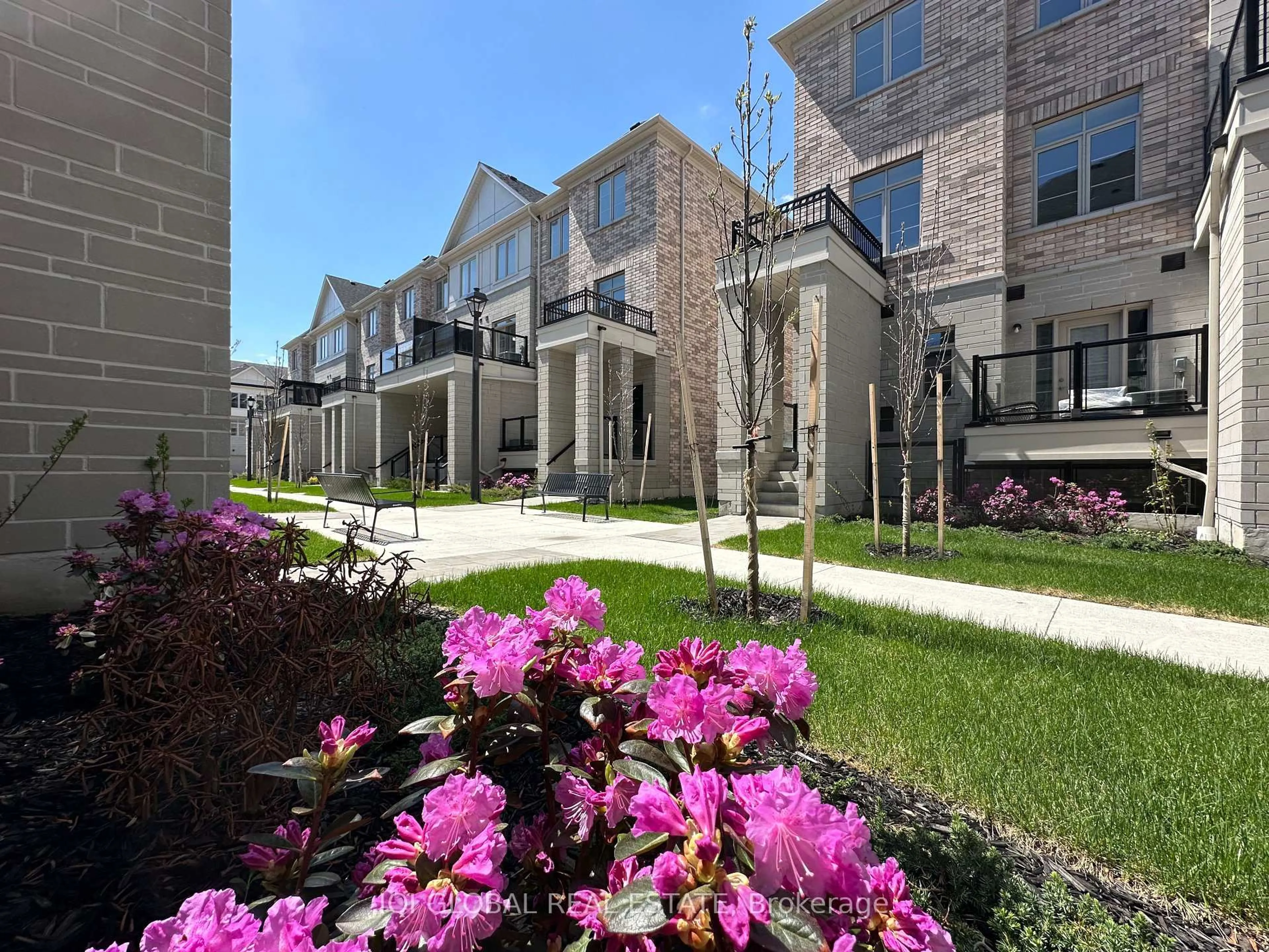 Patio, street for 1655 Palmers Sawmill Rd #902, Pickering Ontario L1X 0R3