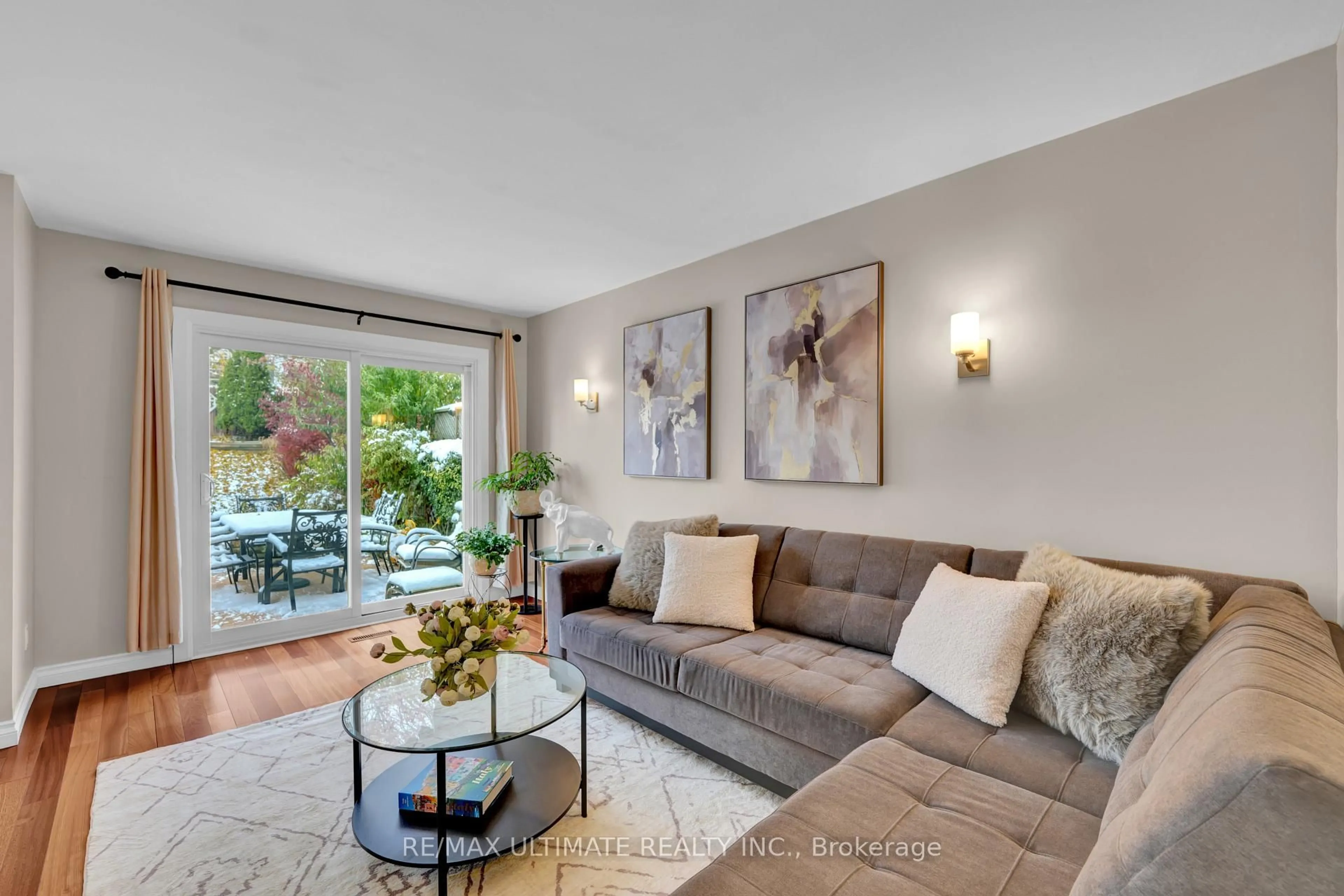 Living room with furniture, unknown for 74 Robinson Cres, Whitby Ontario L1N 6W5