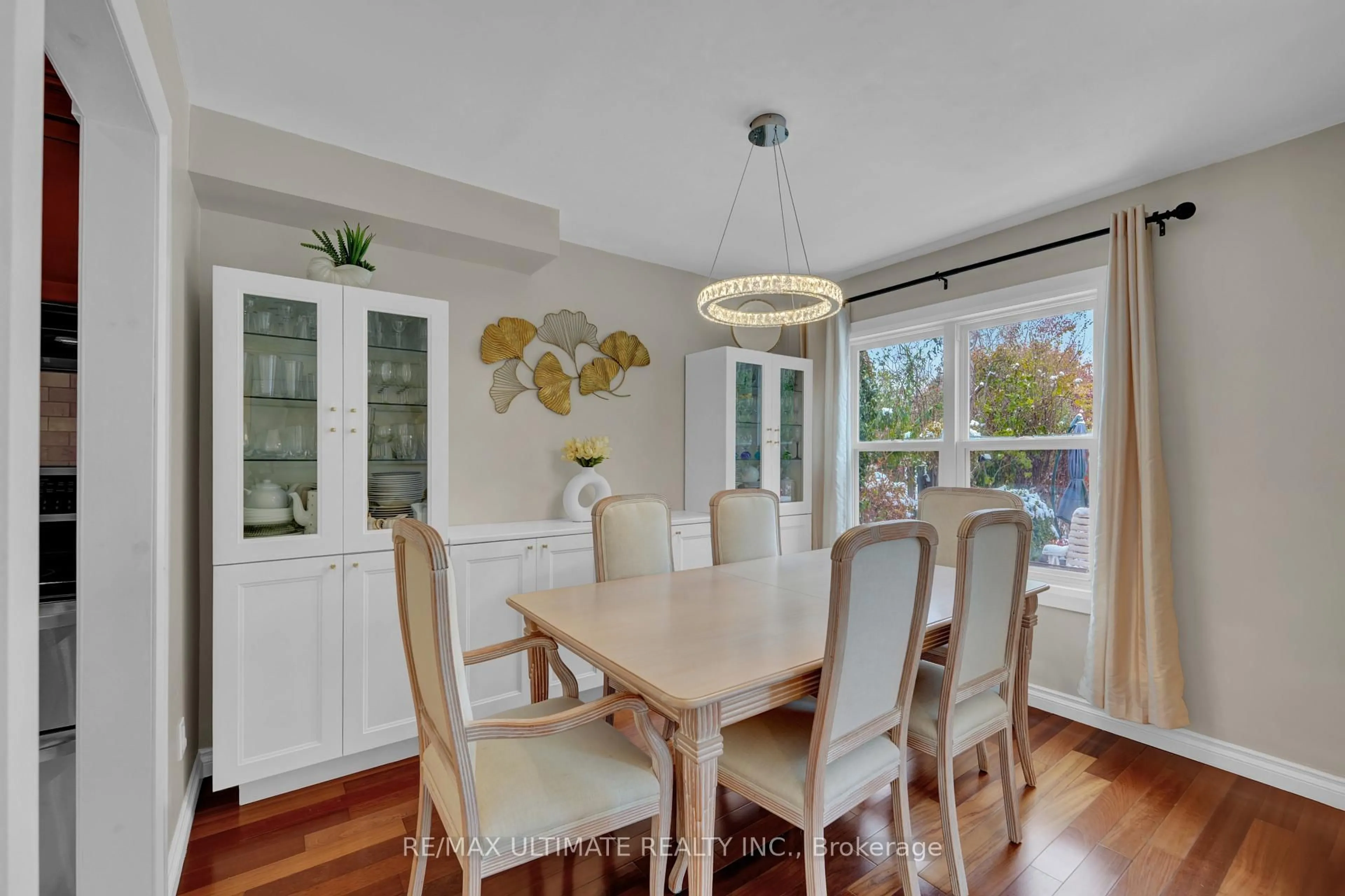 Dining room, wood/laminate floor for 74 Robinson Cres, Whitby Ontario L1N 6W5