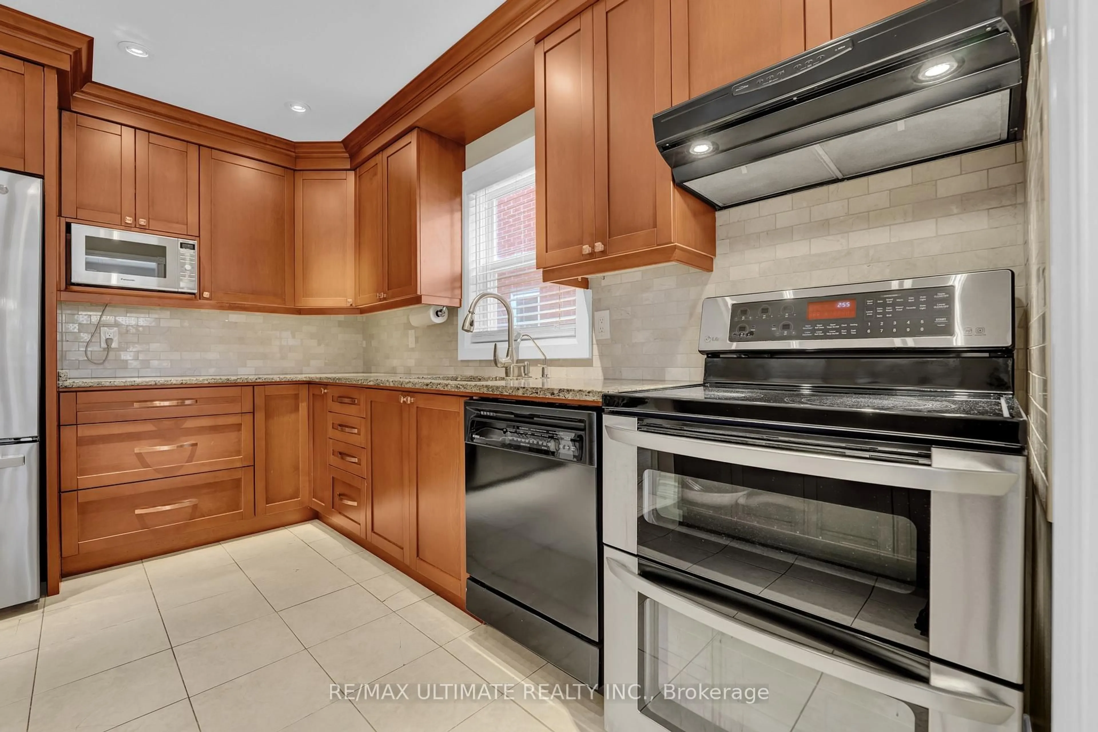Standard kitchen, ceramic/tile floor for 74 Robinson Cres, Whitby Ontario L1N 6W5