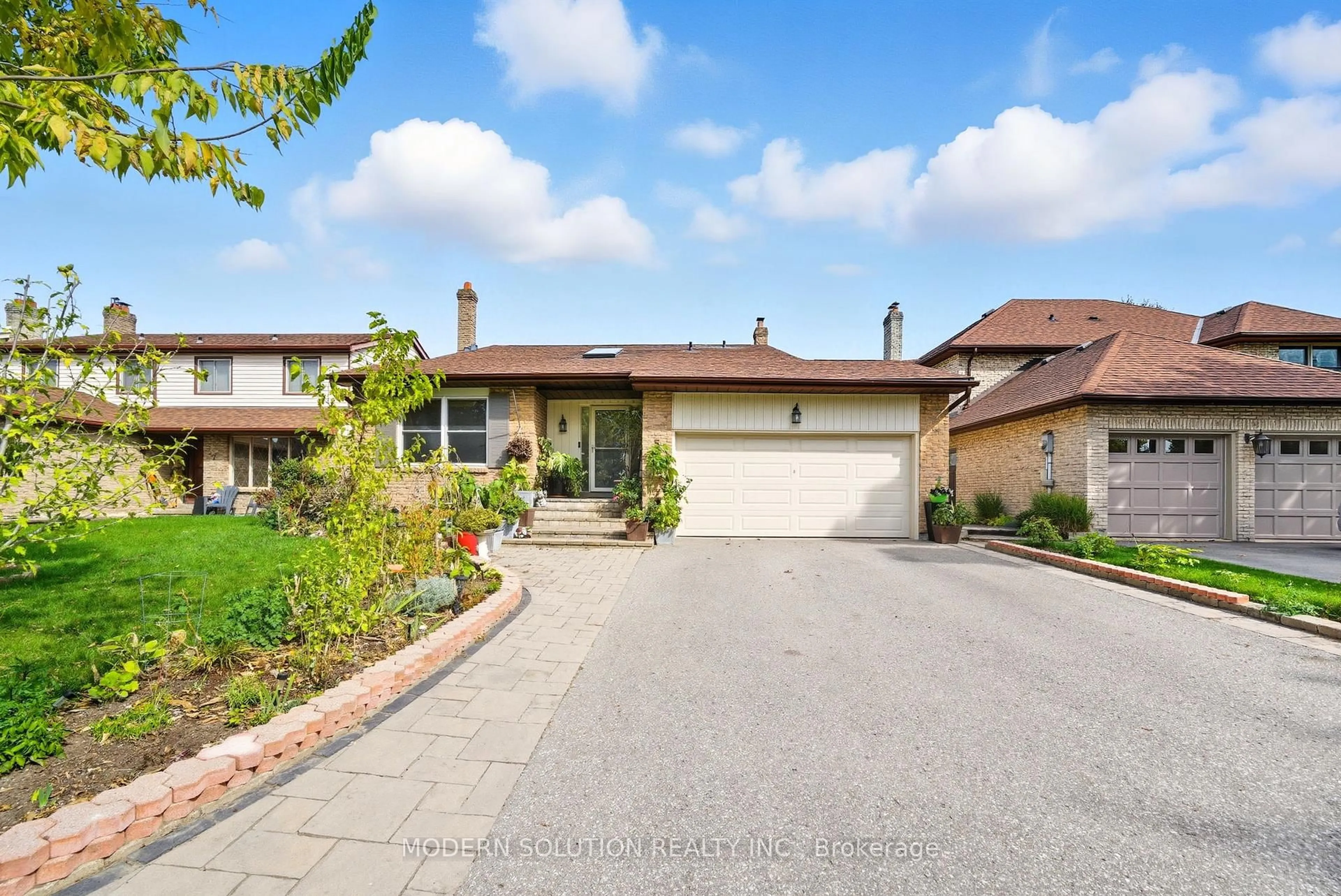 Unknown for 5 Woodlawn Crt, Whitby Ontario L1N 6R4