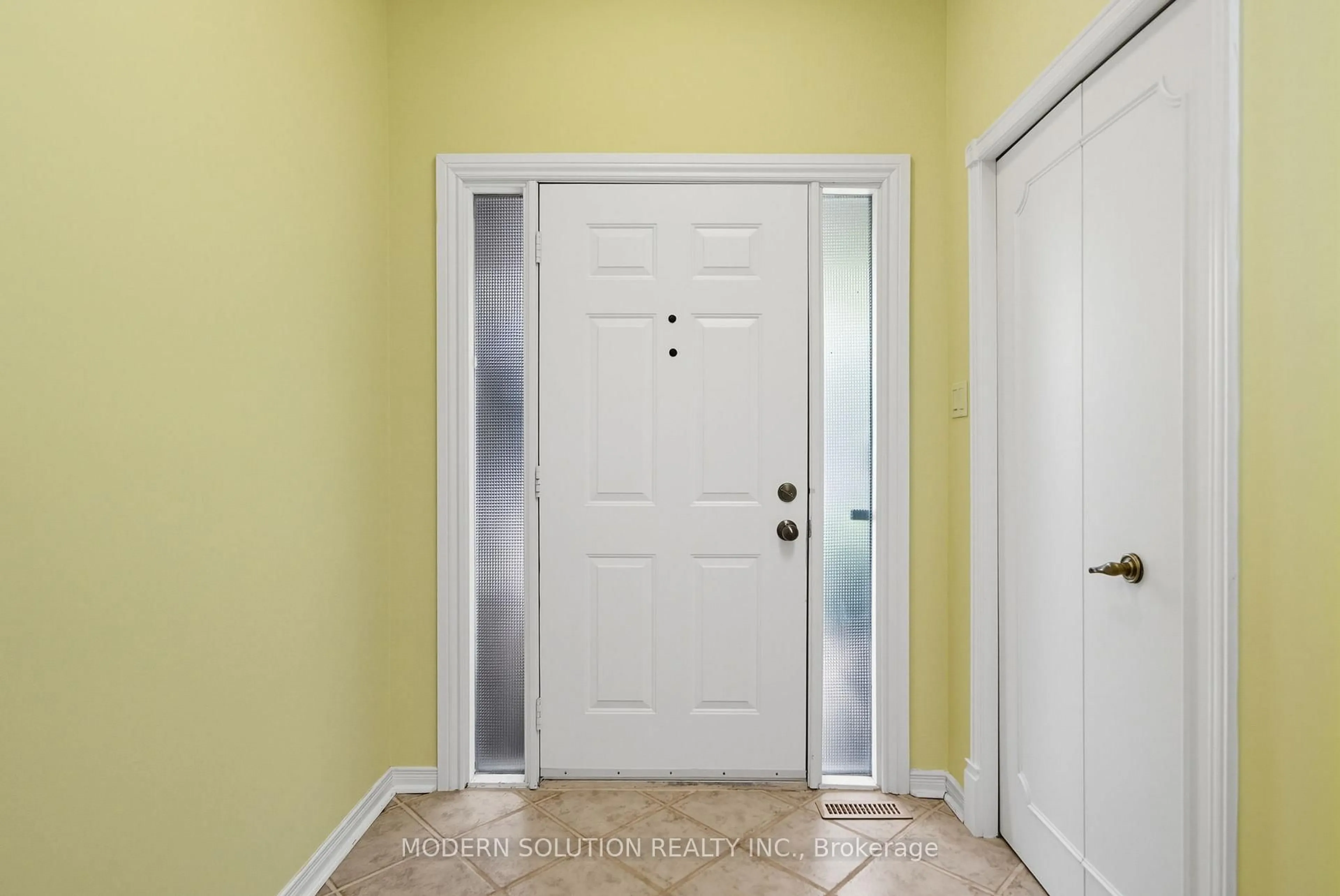 Indoor entryway for 5 Woodlawn Crt, Whitby Ontario L1N 6R4