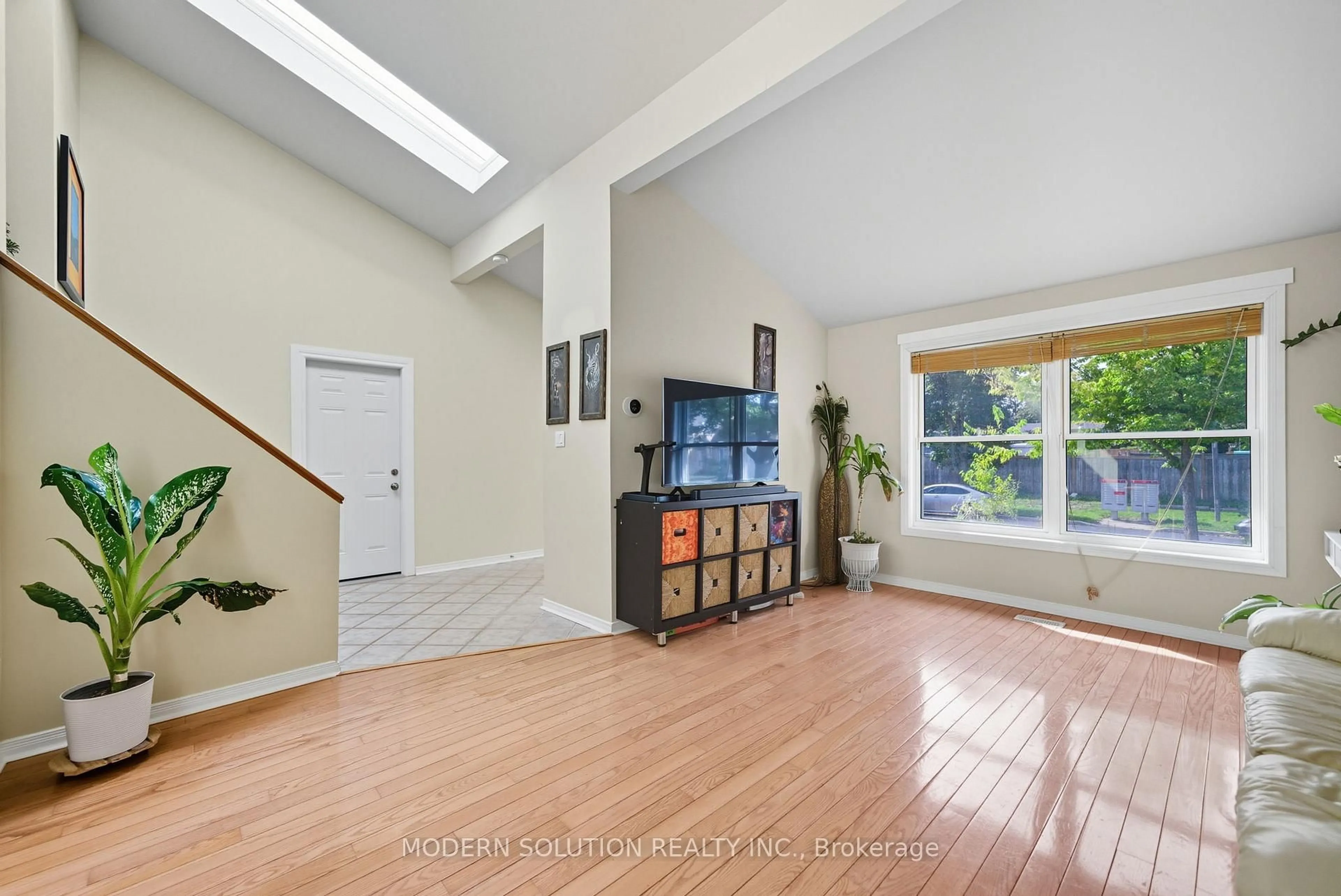 Unknown for 5 Woodlawn Crt, Whitby Ontario L1N 6R4