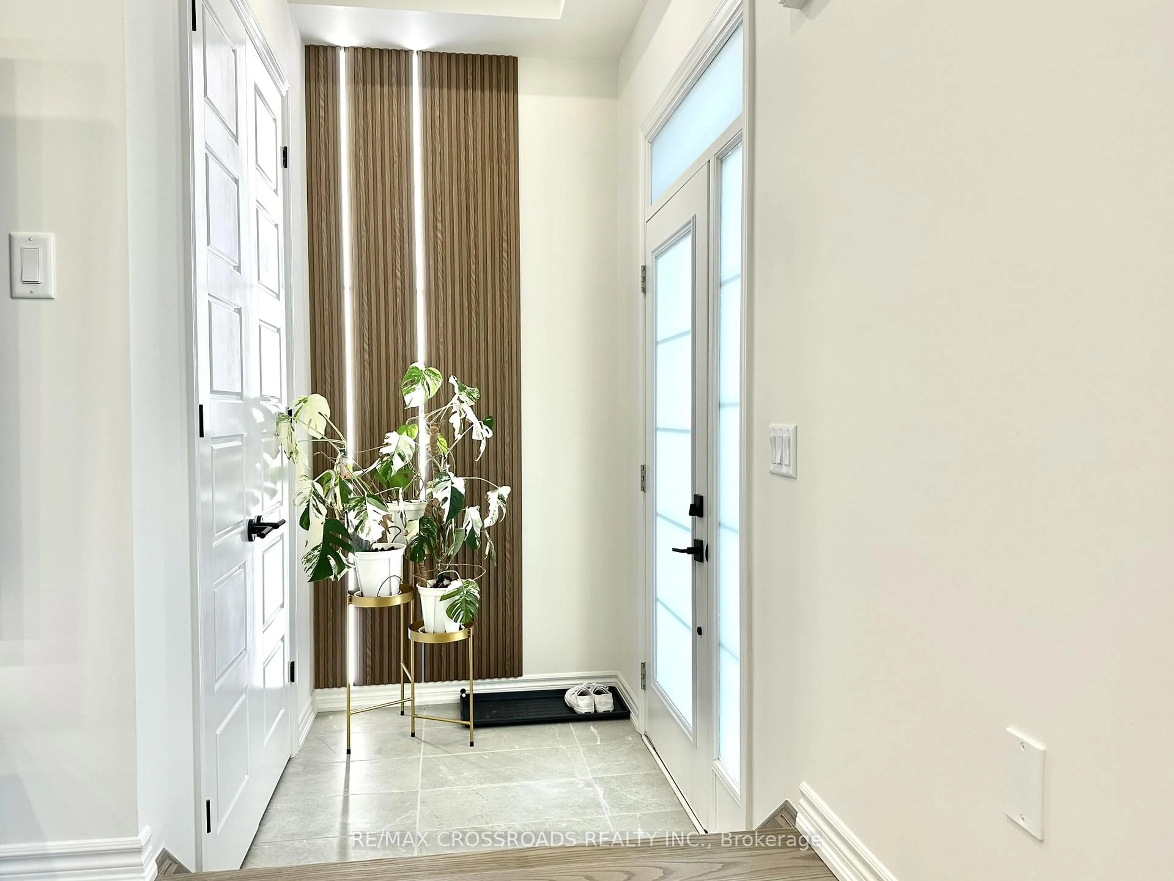 Indoor entryway for 493 Twin Streams Rd, Whitby Ontario L1P 0P6