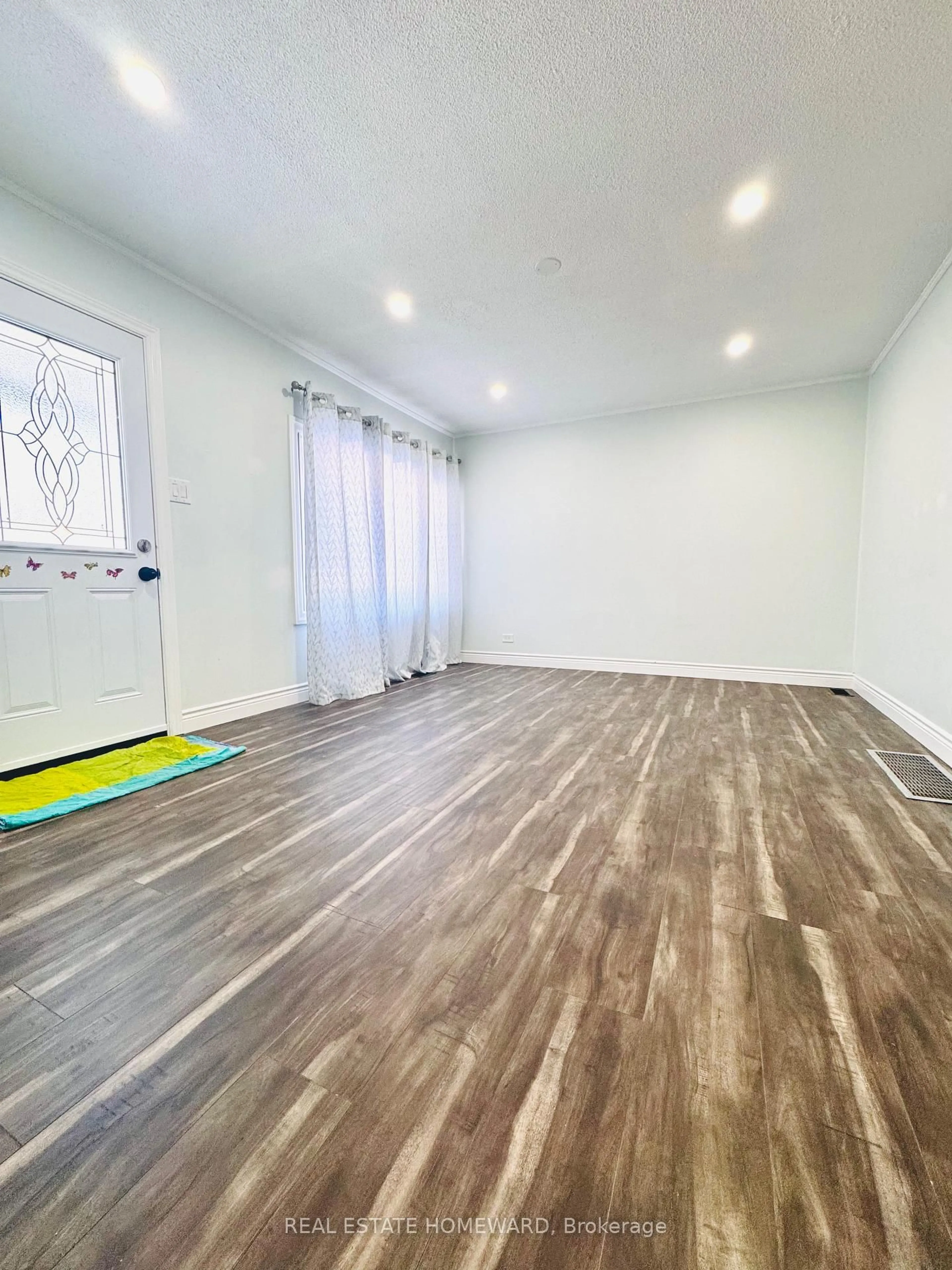 A pic of a room for 13 Pine St, Ajax Ontario L1S 1X8