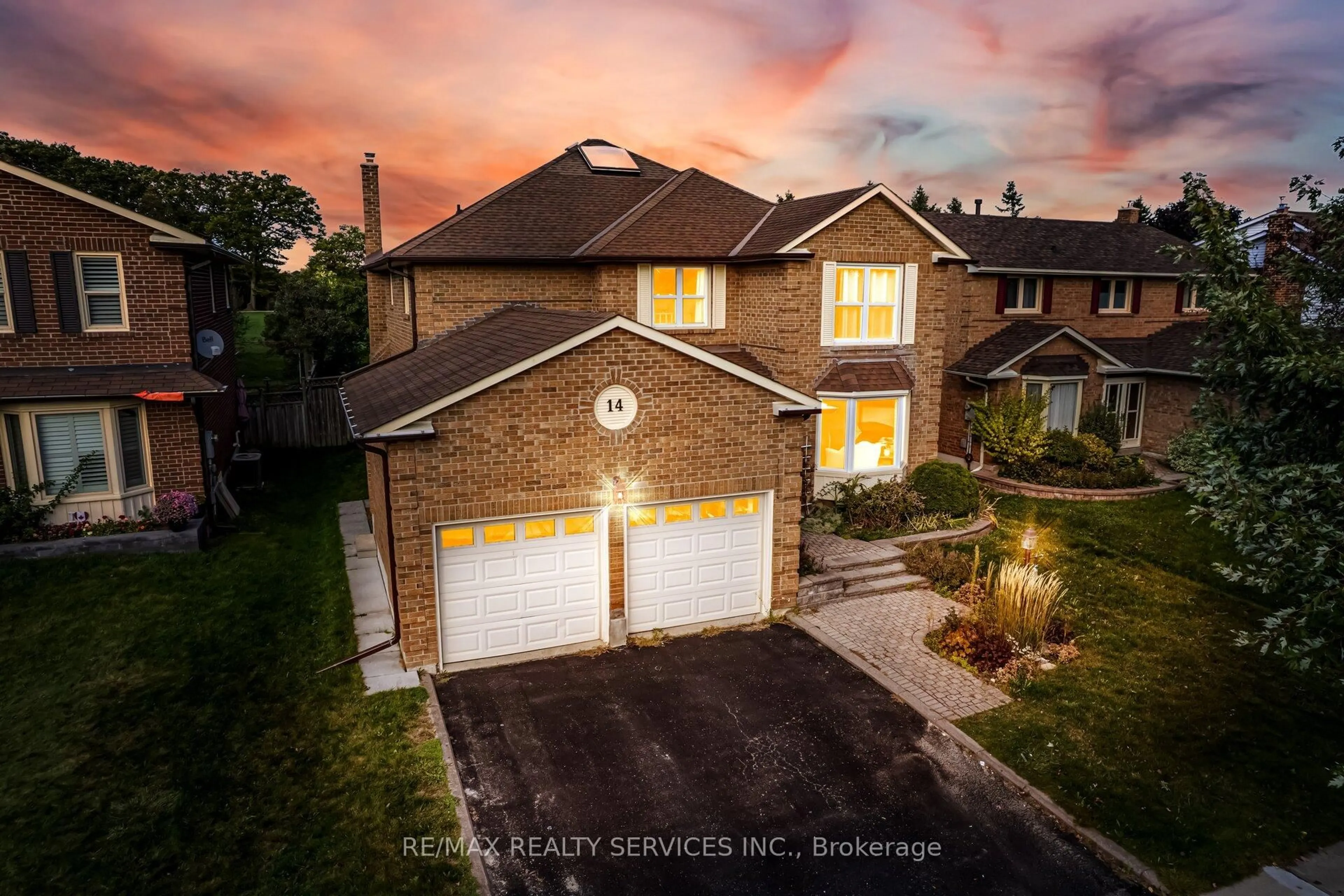 A pic from outside/outdoor area/front of a property/back of a property/a pic from drone, street for 14 Milner Cres, Ajax Ontario L1S 4W3