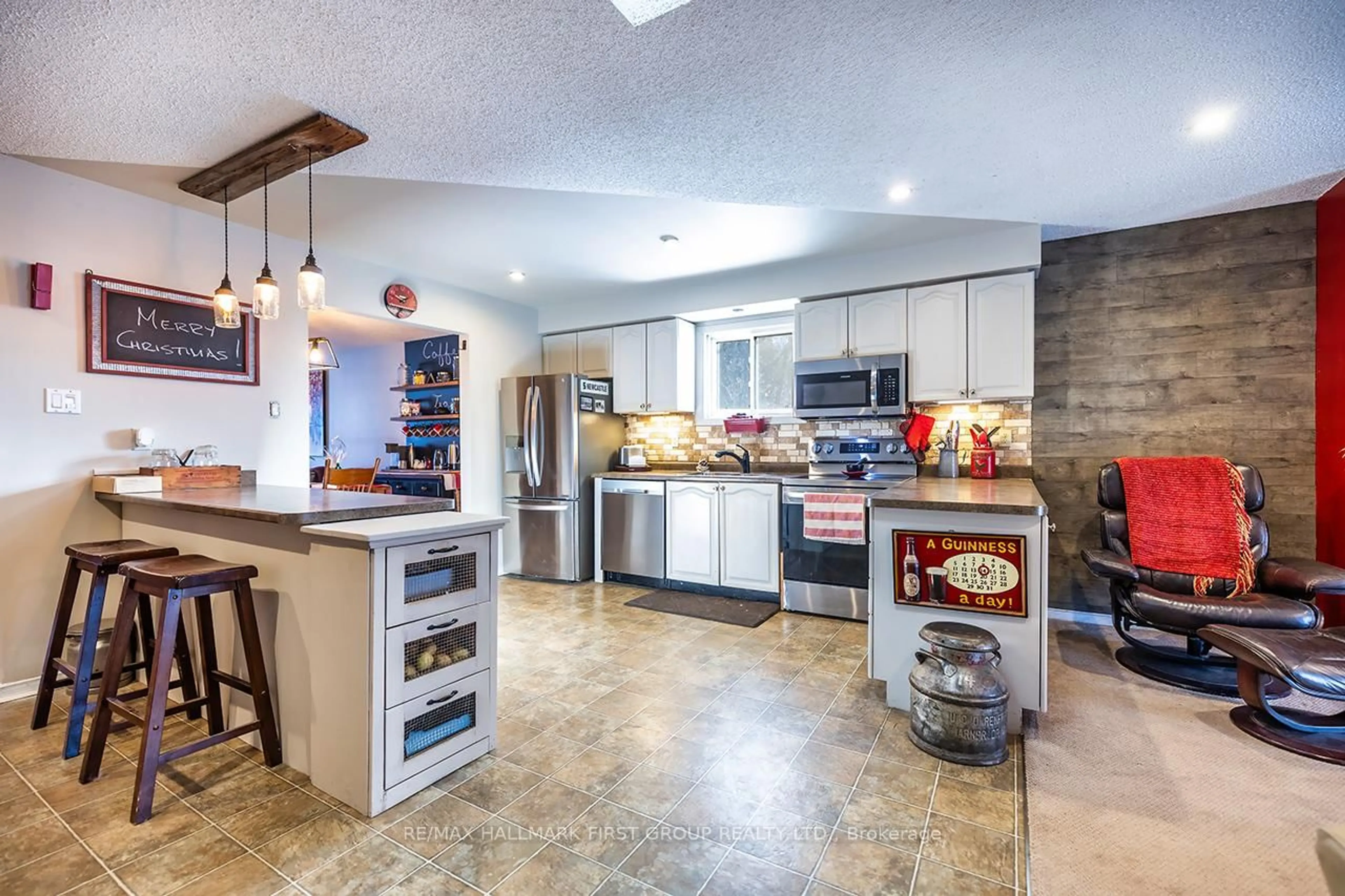 Open concept kitchen, ceramic/tile floor for 138 Orchard Heights Dr, Clarington Ontario L1B 1J7