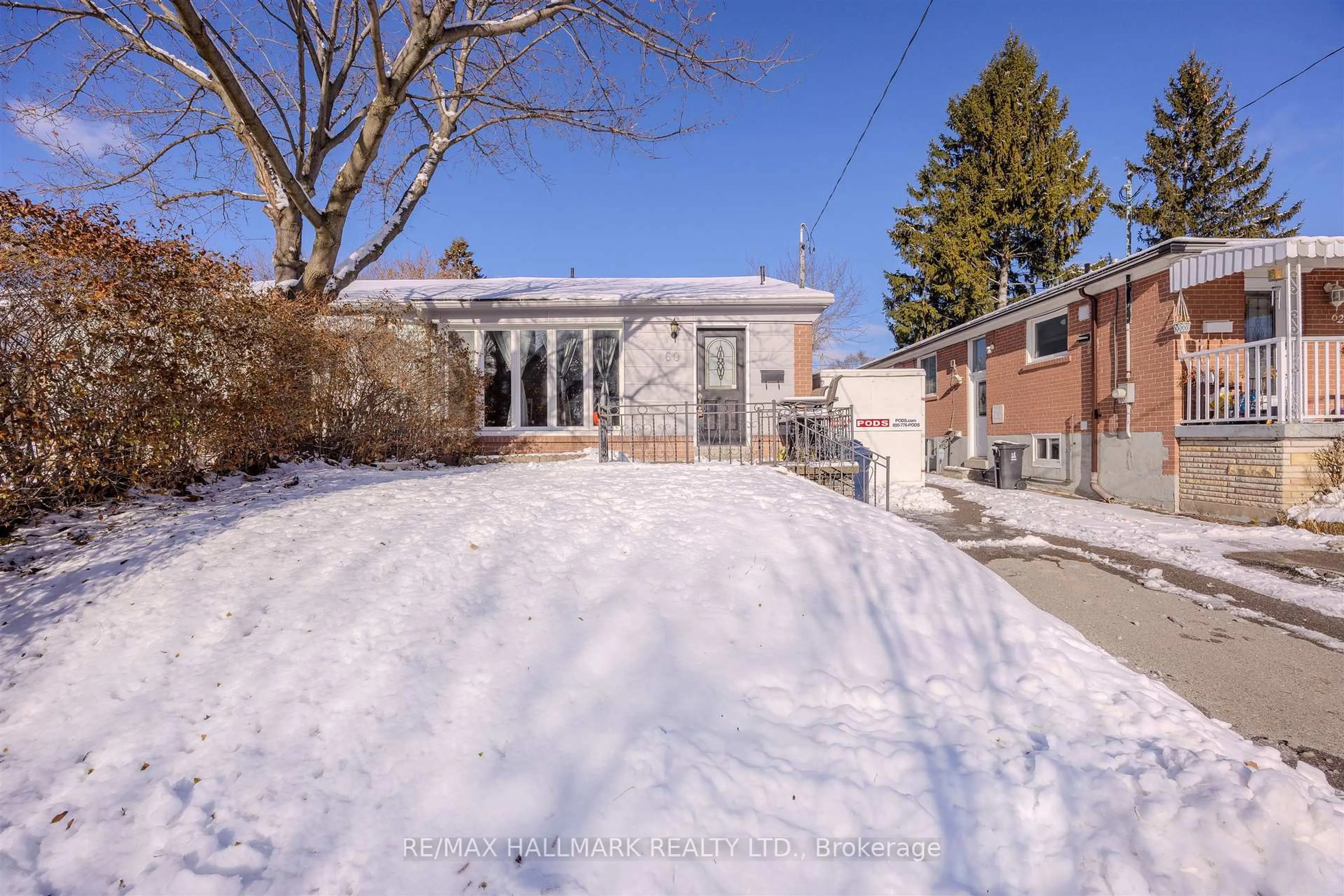 A pic from outside/outdoor area/front of a property/back of a property/a pic from drone, street for 60 Newlands Ave, Toronto Ontario M1L 1R9