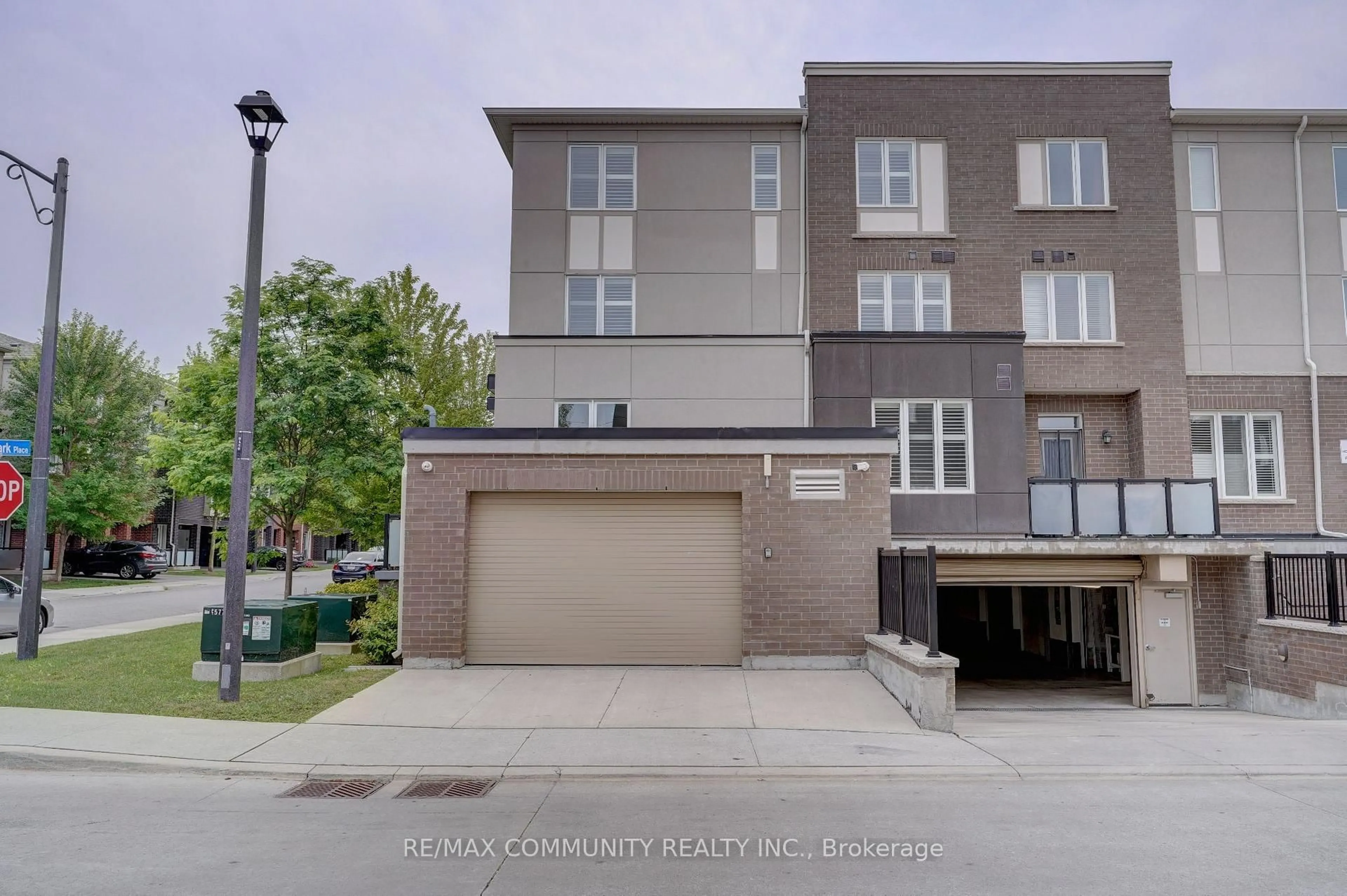 A pic from outside/outdoor area/front of a property/back of a property/a pic from drone, street for 45 Heron Park Pl #18, Toronto Ontario M1E 0B8