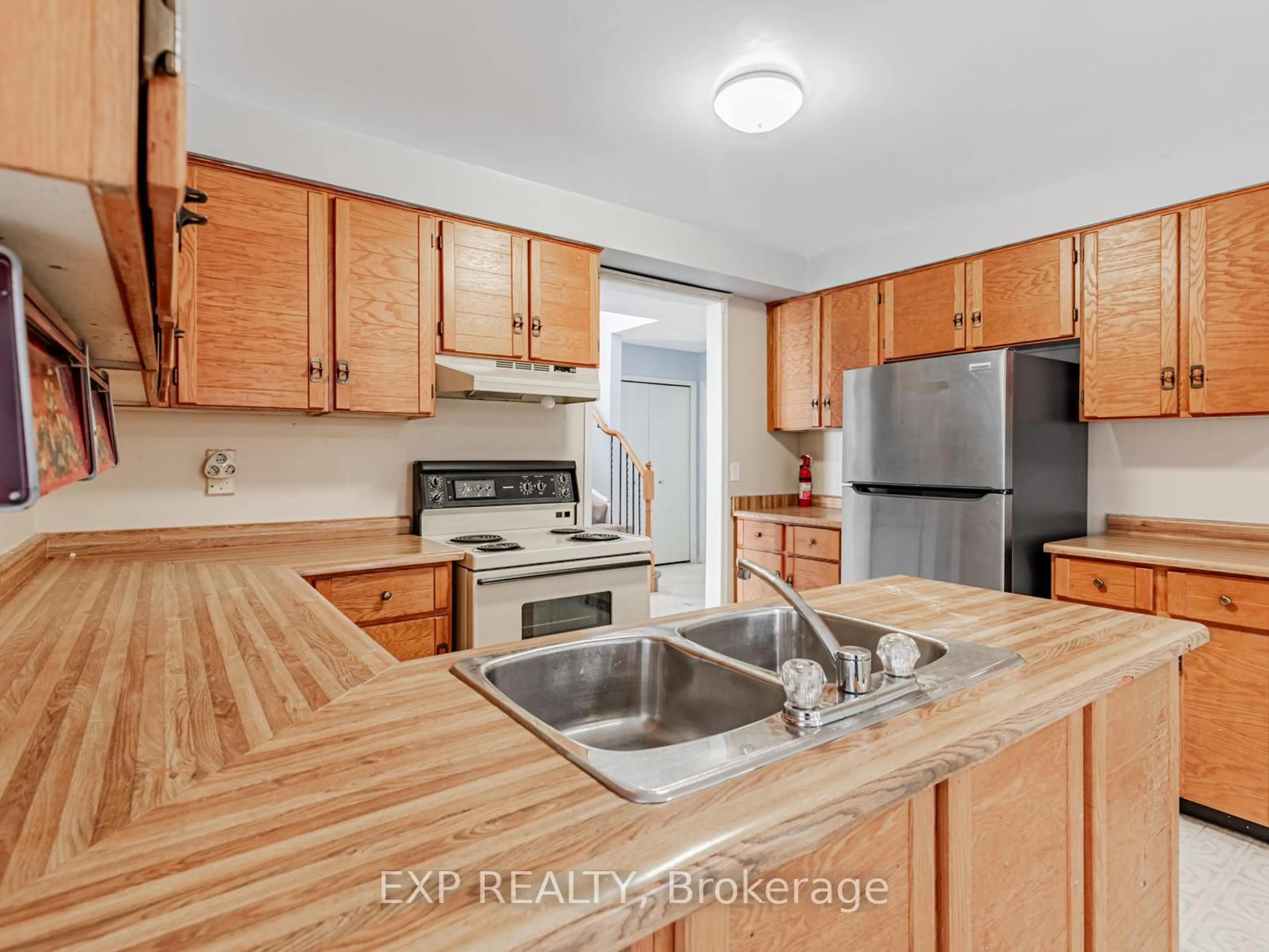 Standard kitchen, unknown for 90 Hart Blvd, Clarington Ontario L1B 1E4