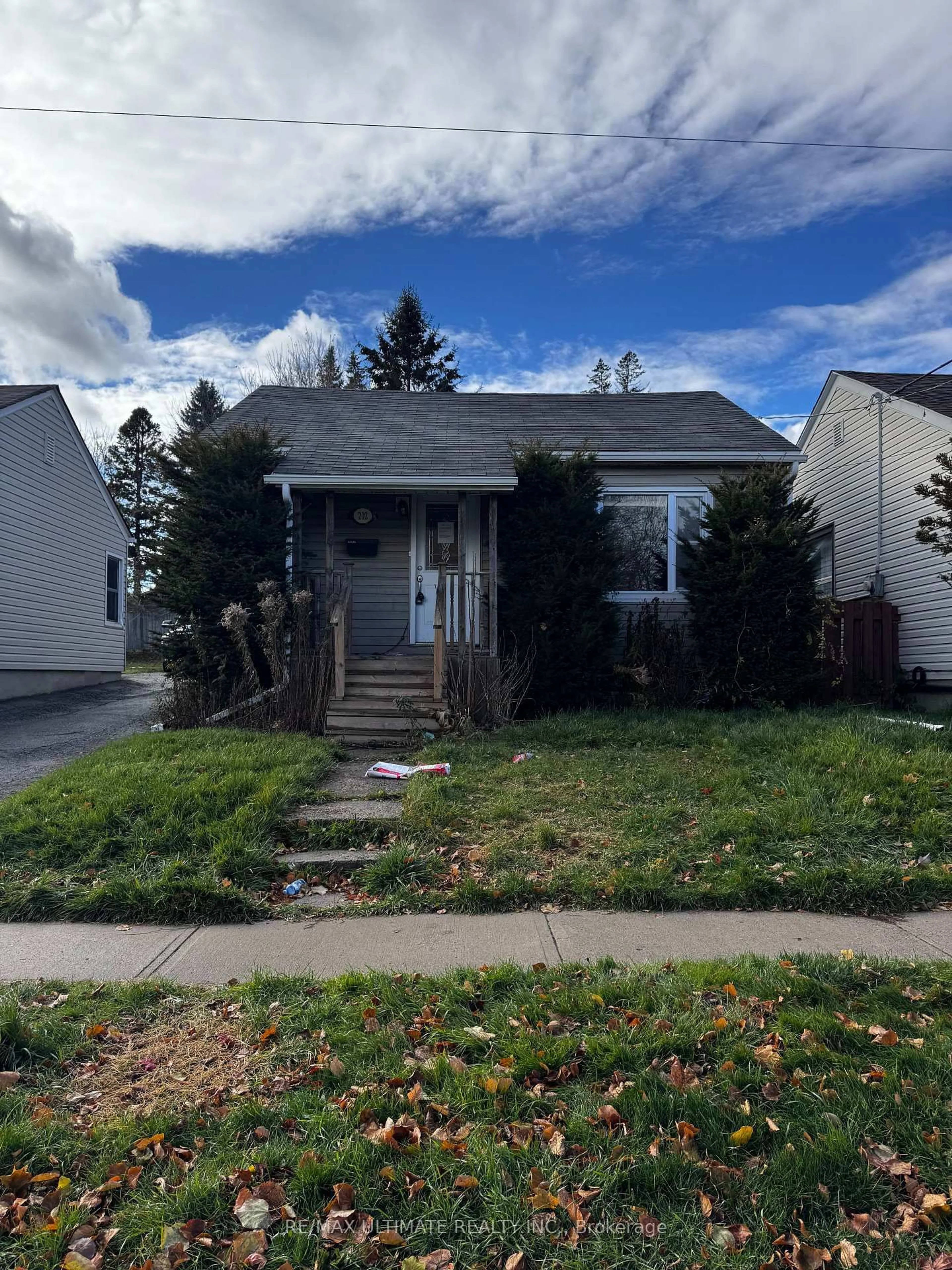 Home with vinyl exterior material, street for 202 Nassau St, Oshawa Ontario L1J 4A5