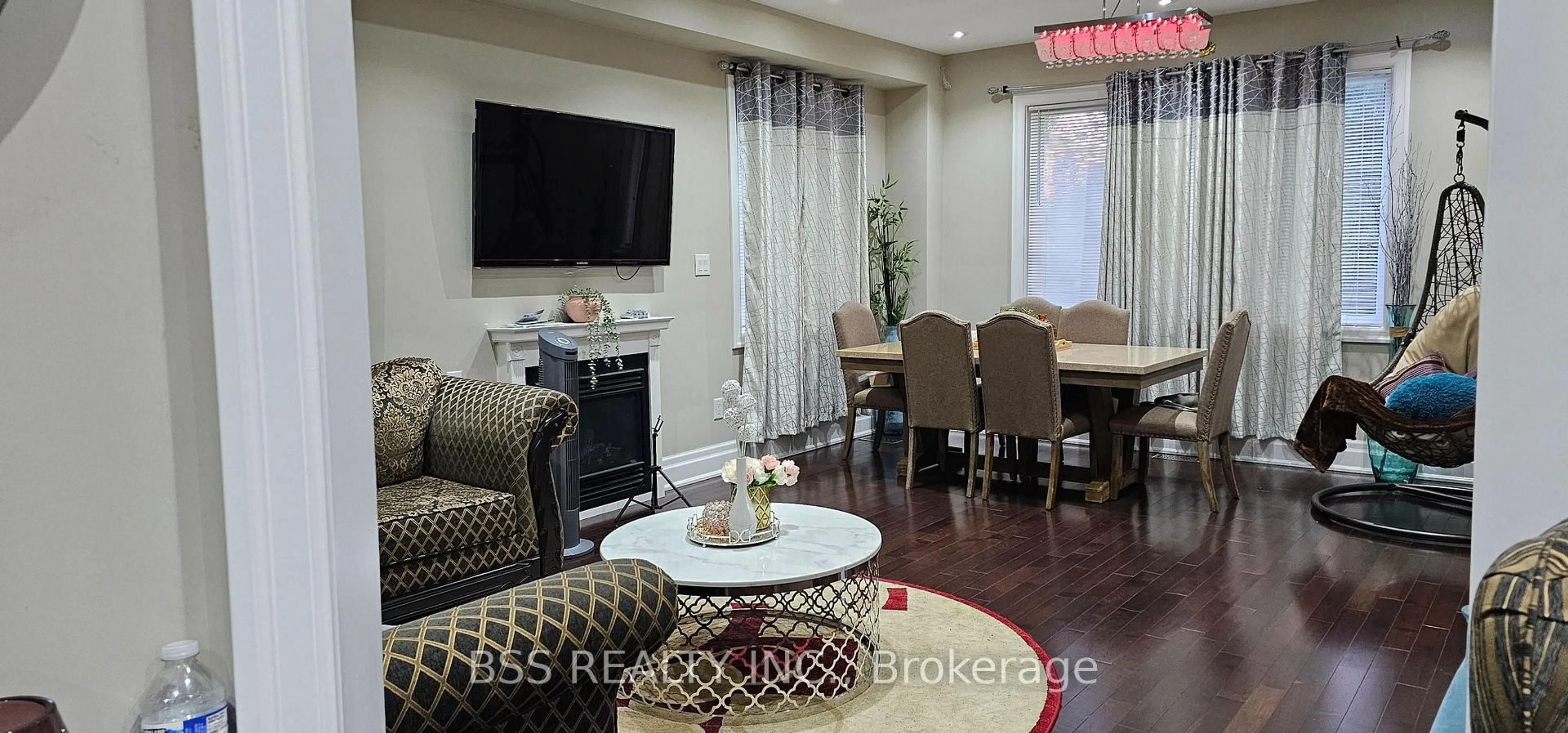 Living room with furniture, wood/laminate floor for 100 Meighen Ave, Toronto Ontario M4B 2H7