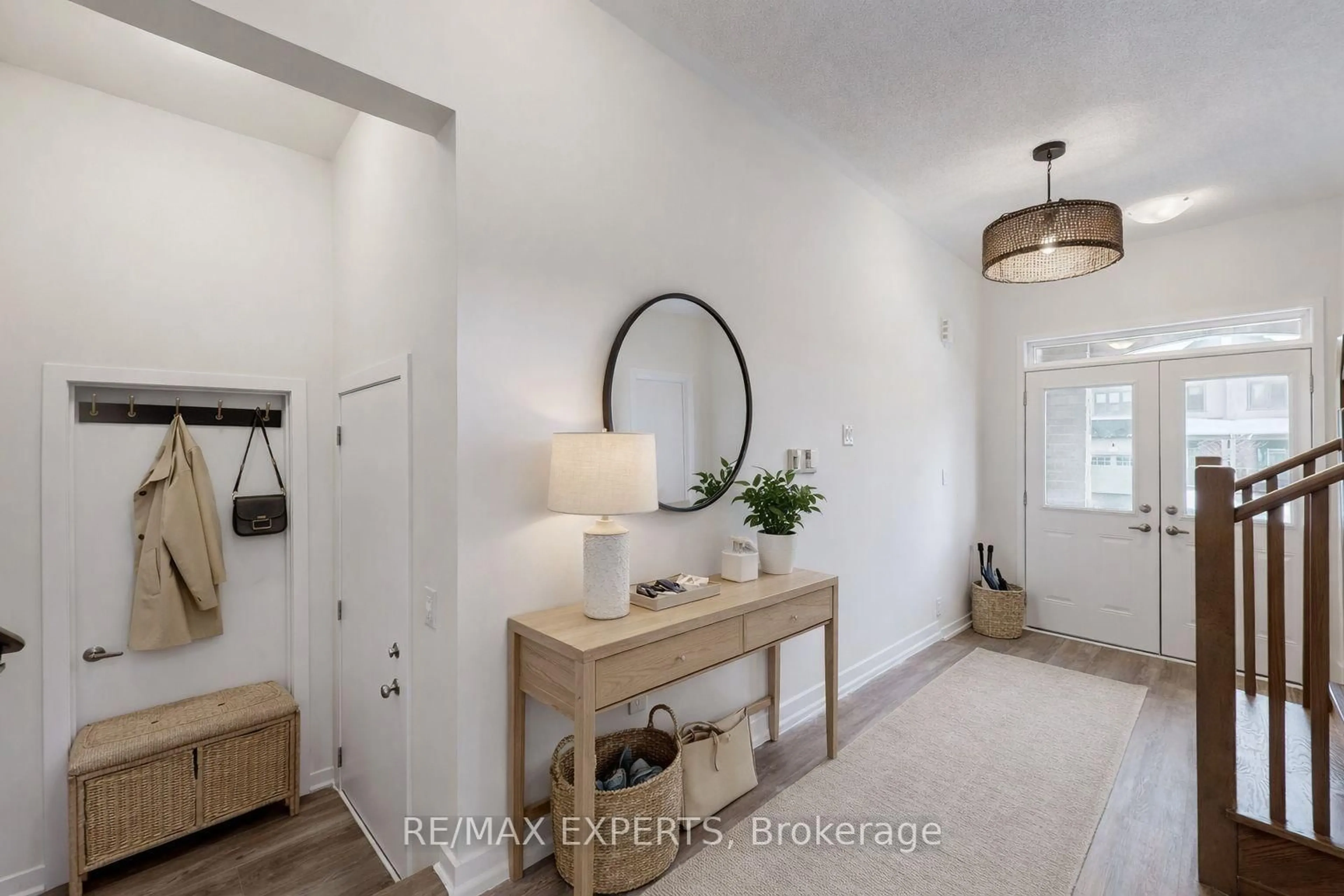 Indoor entryway for 2004 Horace Duncan Cres, Oshawa Ontario L1H 0H4