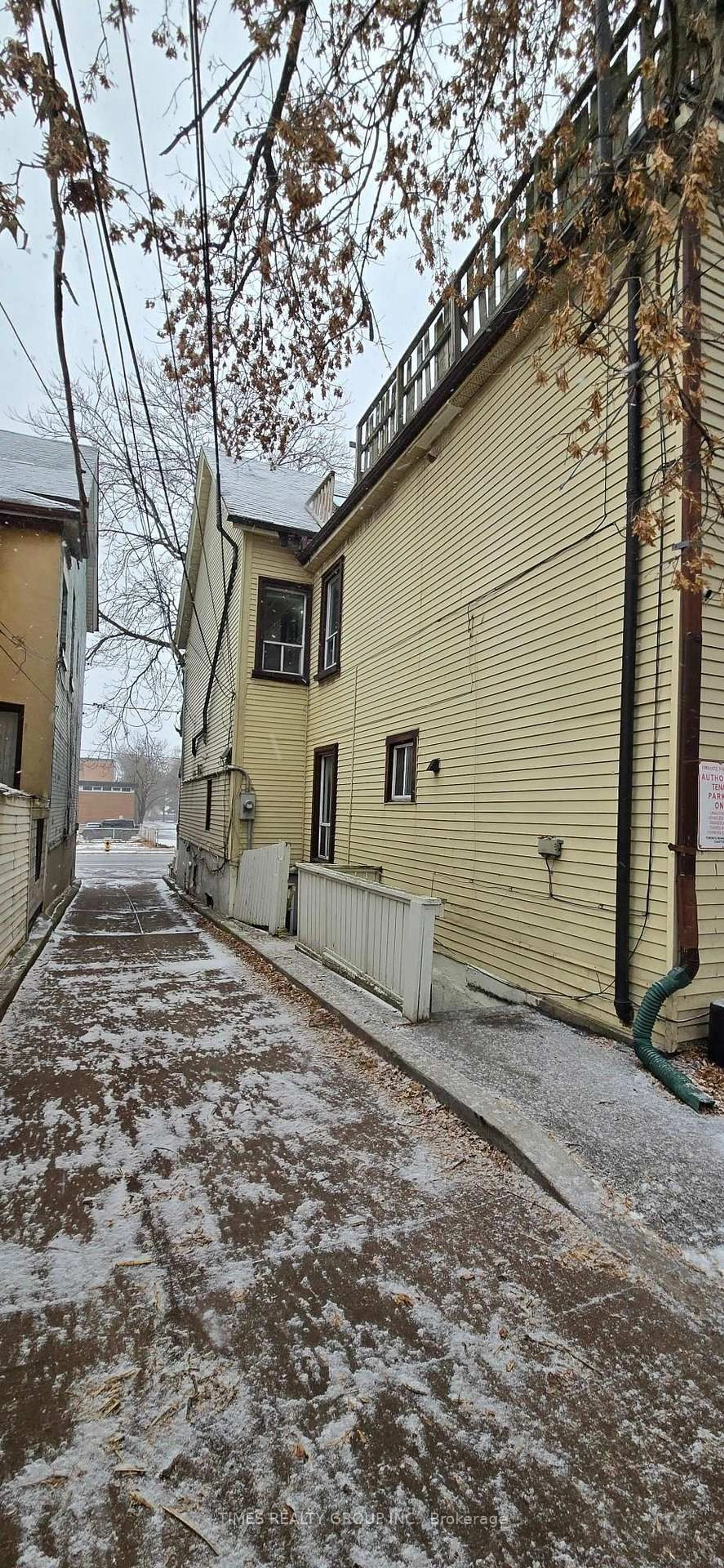 Unknown for 930 Dundas St, Toronto Ontario M4M 1R3