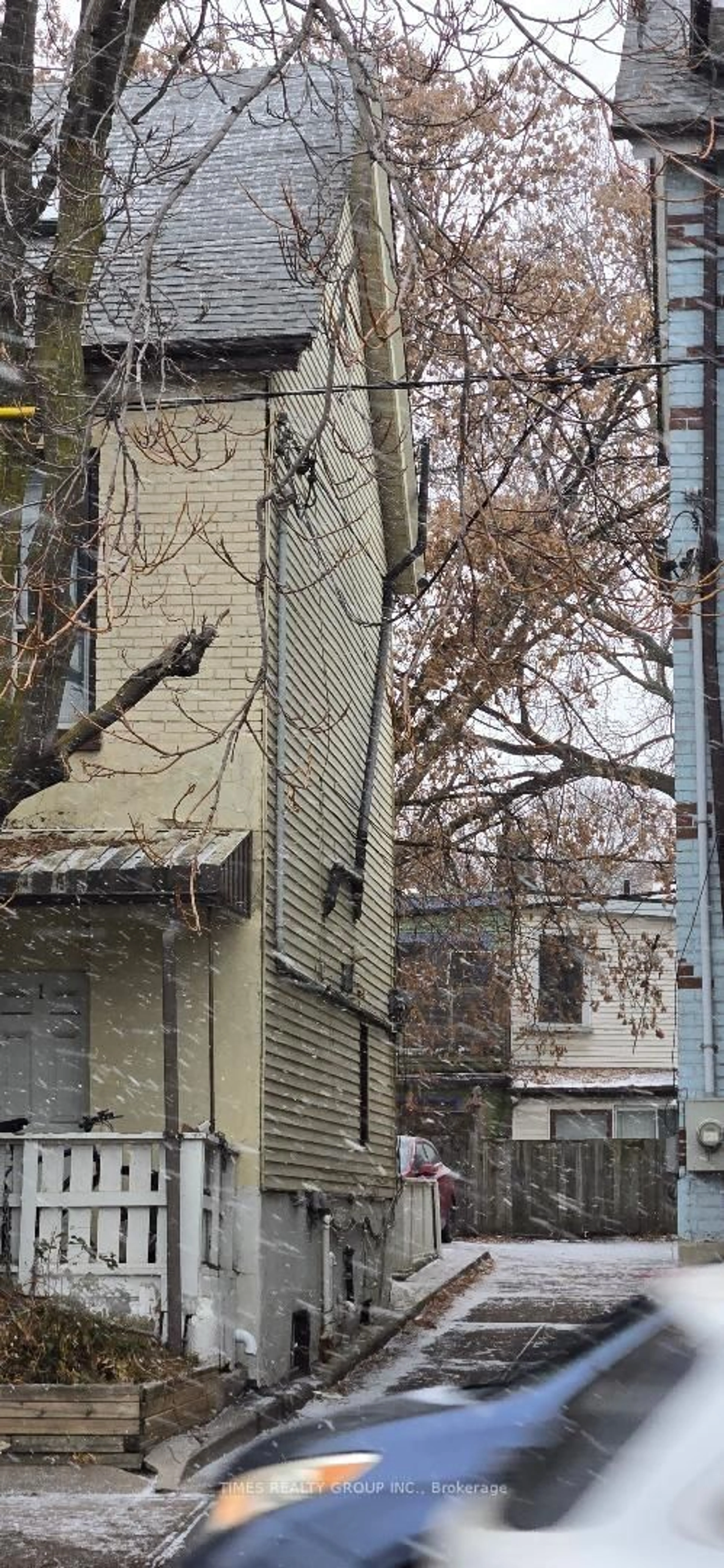 Unknown for 930 Dundas St, Toronto Ontario M4M 1R3