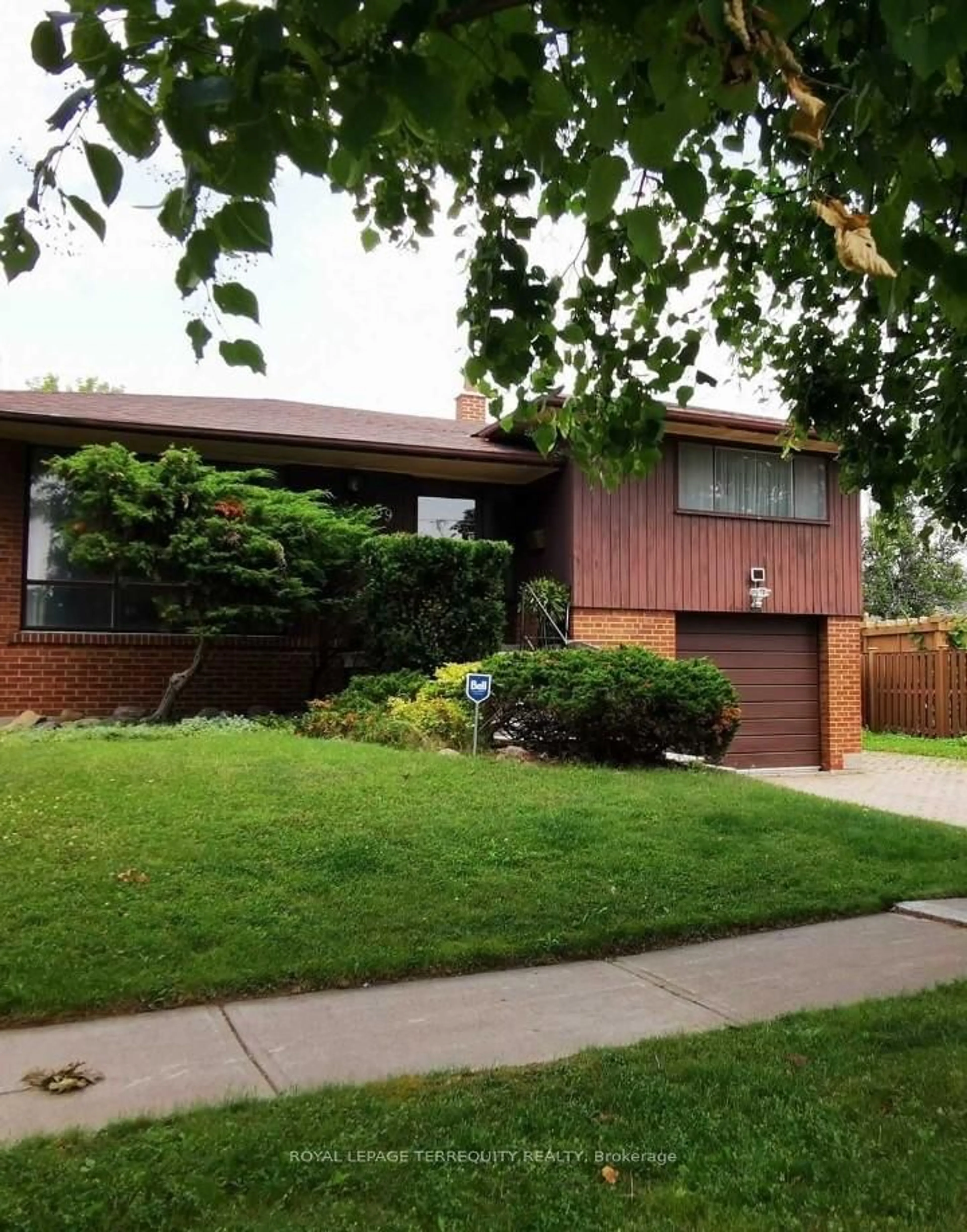 Home with brick exterior material, street for 39 Earlton Rd, Toronto Ontario M1T 2R4