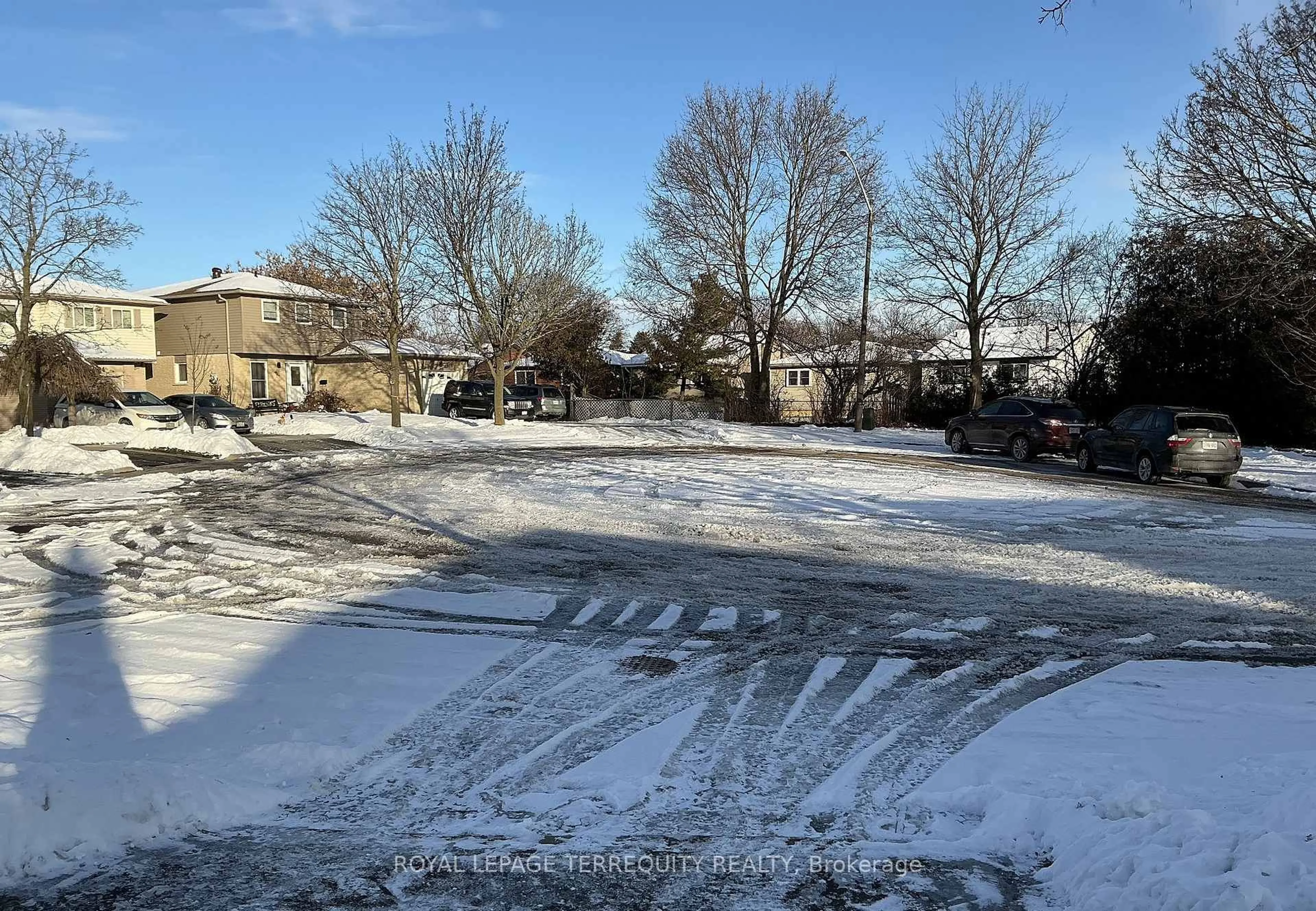 A pic from outside/outdoor area/front of a property/back of a property/a pic from drone, street for 527 Carmello Crt, Pickering Ontario L1W 2Z4