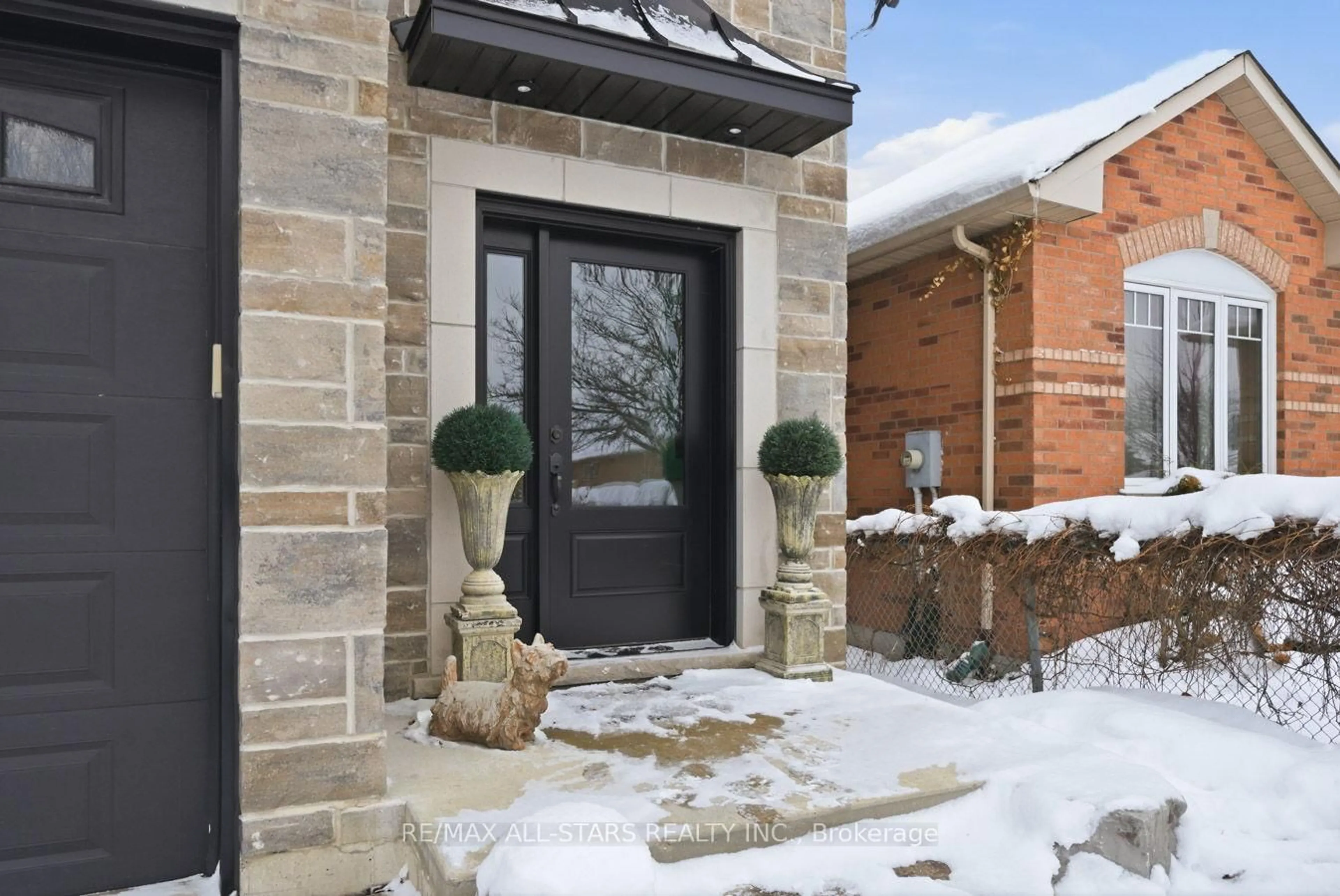Indoor entryway for 579 Victoria St, Scugog Ontario L9L 1C6