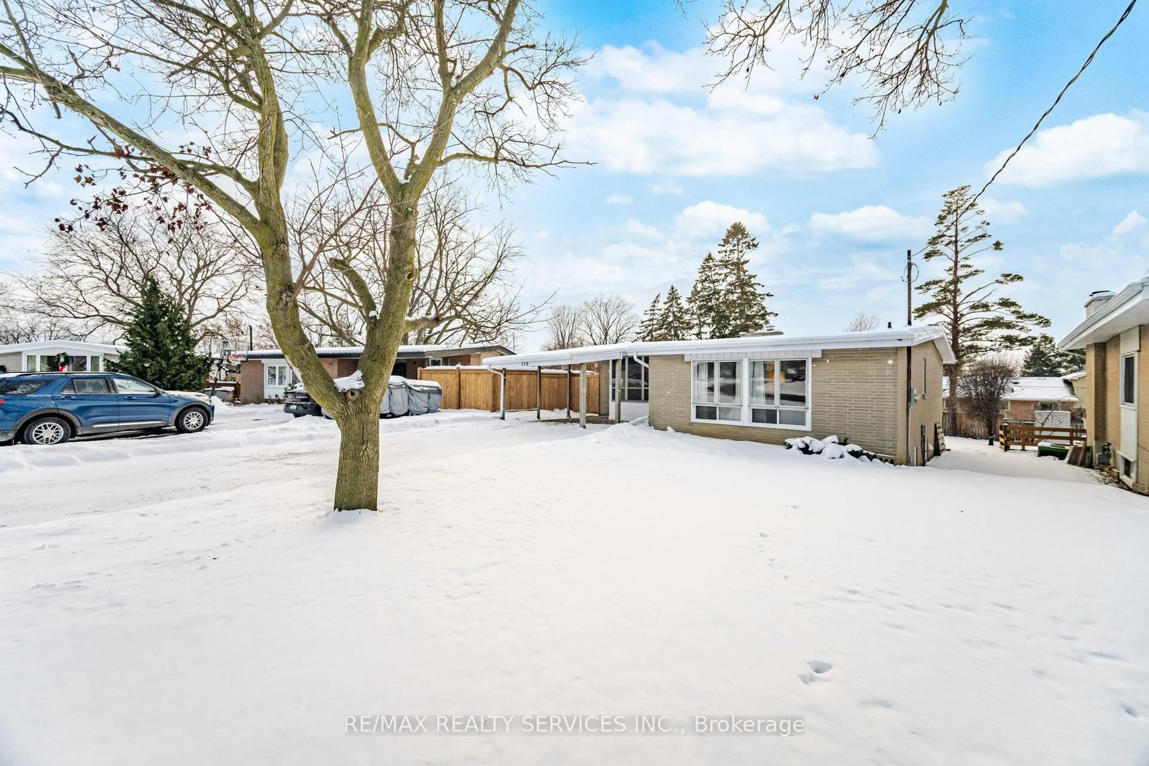 A pic from outside/outdoor area/front of a property/back of a property/a pic from drone, street for 128 Hillcrest Dr, Whitby Ontario L1N 3C2