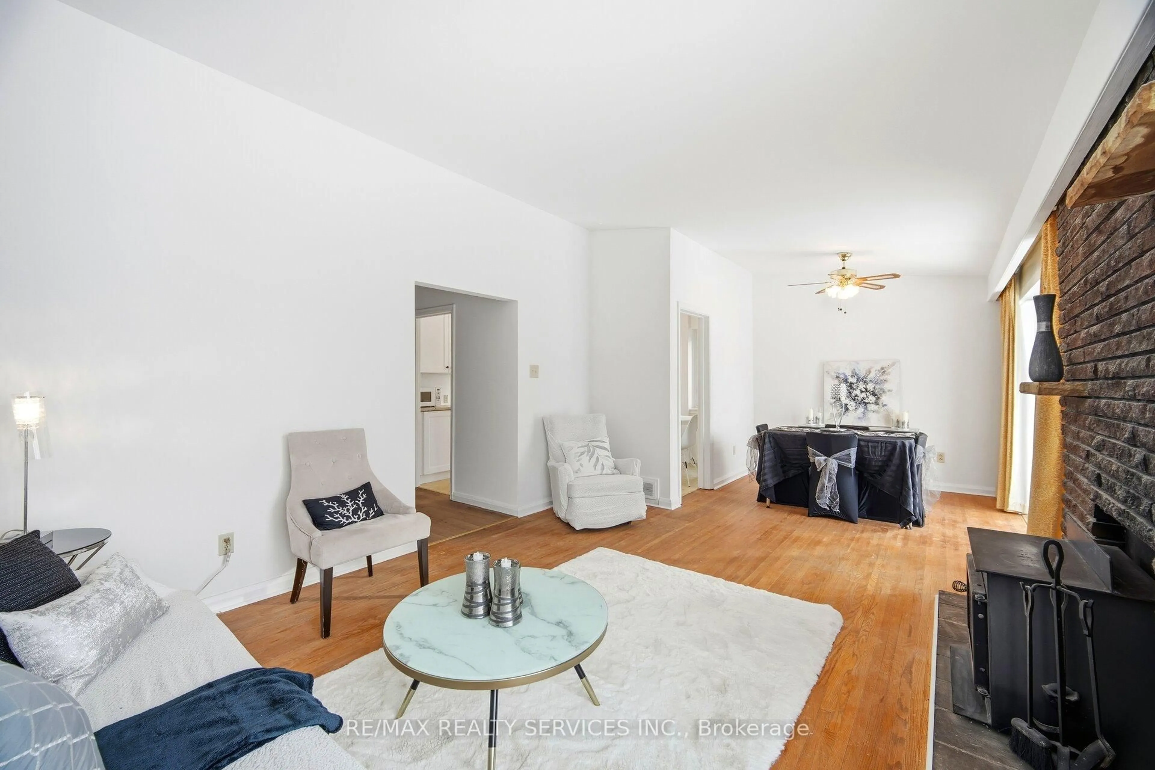 Living room with furniture, unknown for 128 Hillcrest Dr, Whitby Ontario L1N 3C2