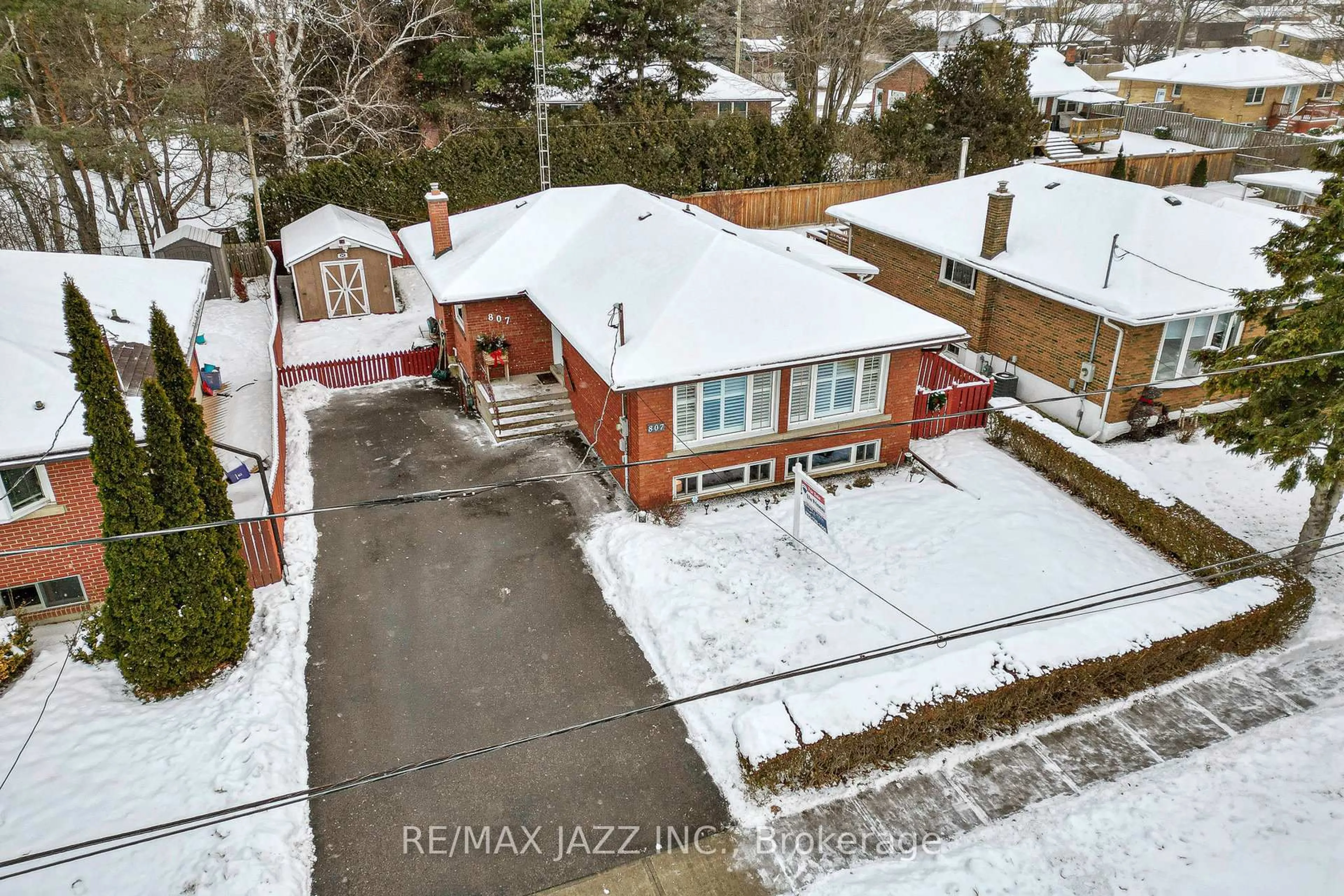 A pic from outside/outdoor area/front of a property/back of a property/a pic from drone, street for 807 Annes St, Whitby Ontario L1N 5K6
