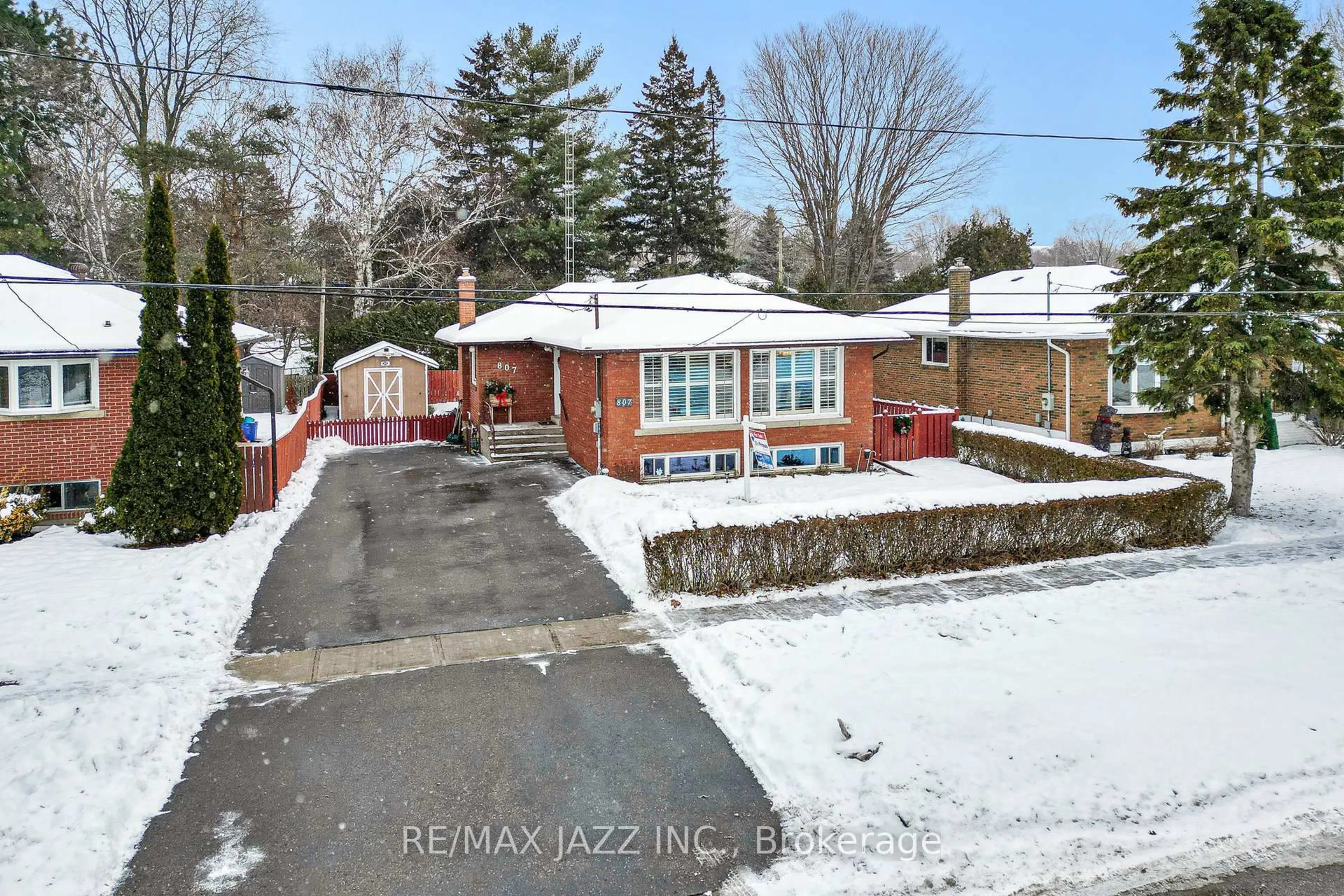 A pic from outside/outdoor area/front of a property/back of a property/a pic from drone, street for 807 Annes St, Whitby Ontario L1N 5K6
