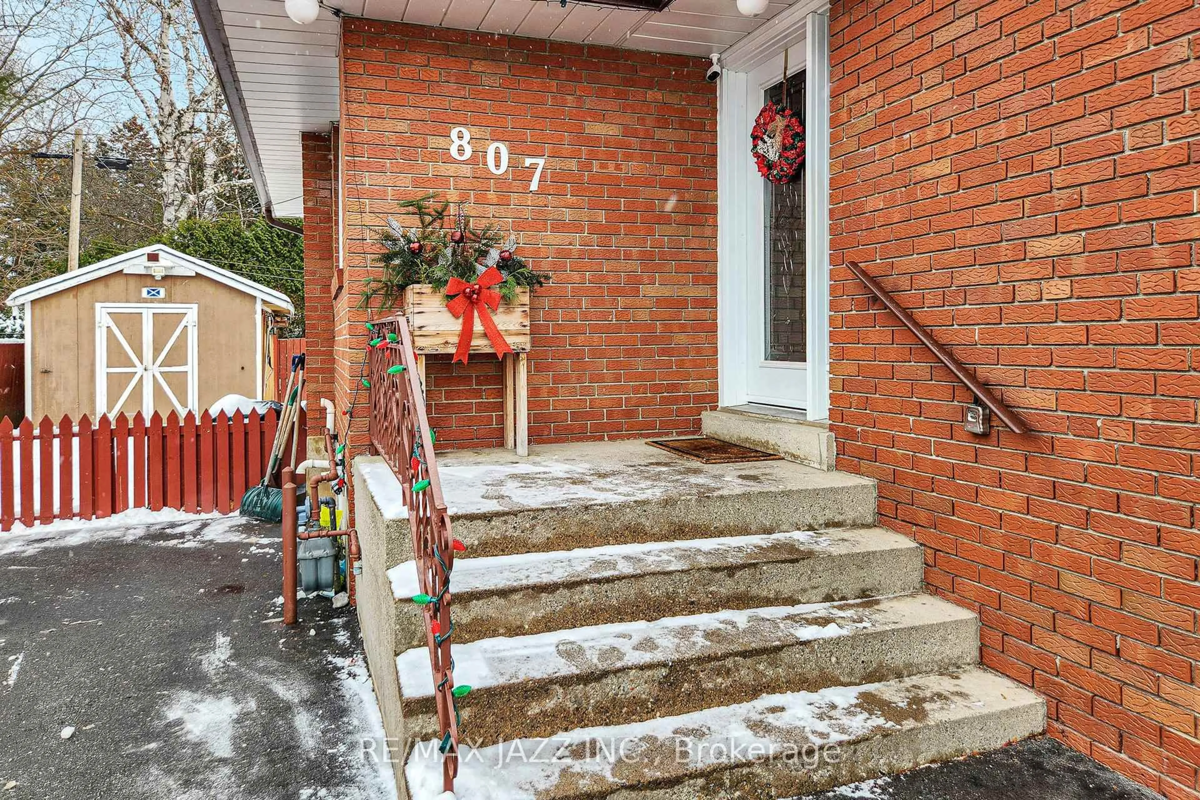 Unknown for 807 Annes St, Whitby Ontario L1N 5K6