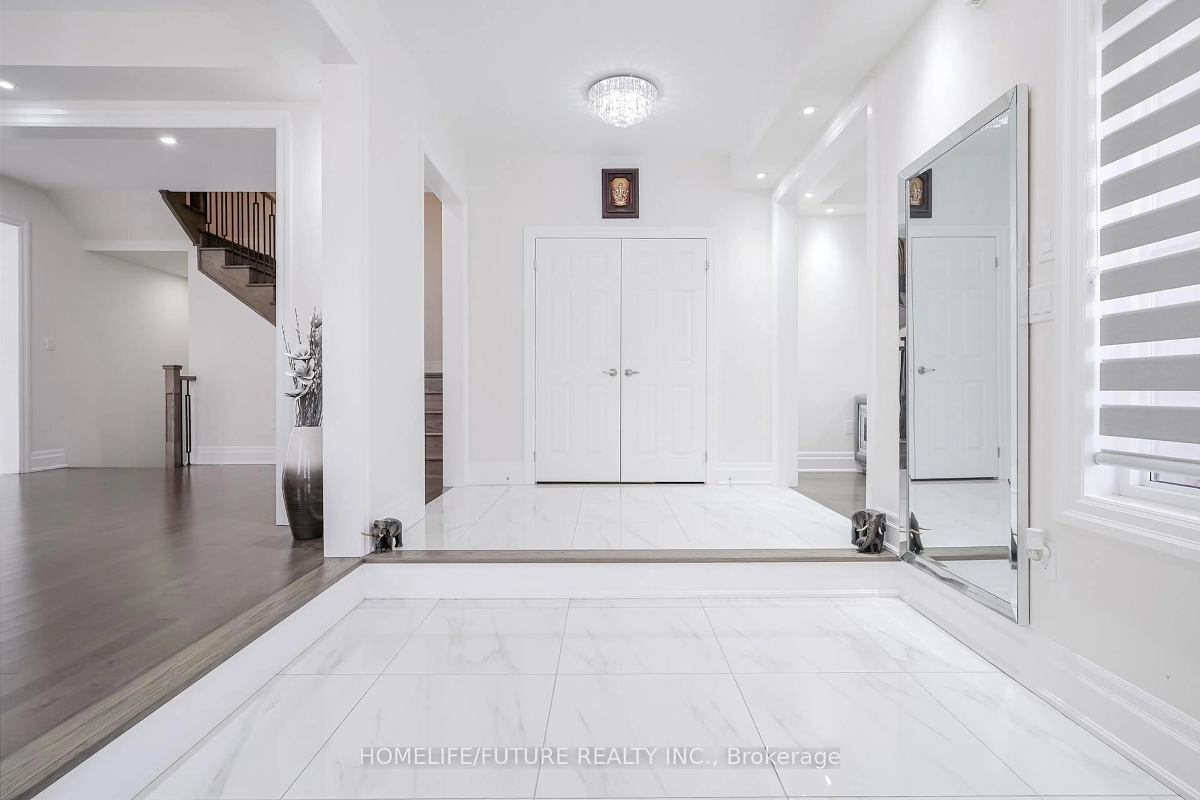 Indoor foyer for 227 Northglen Blvd, Clarington Ontario L1C 0T9