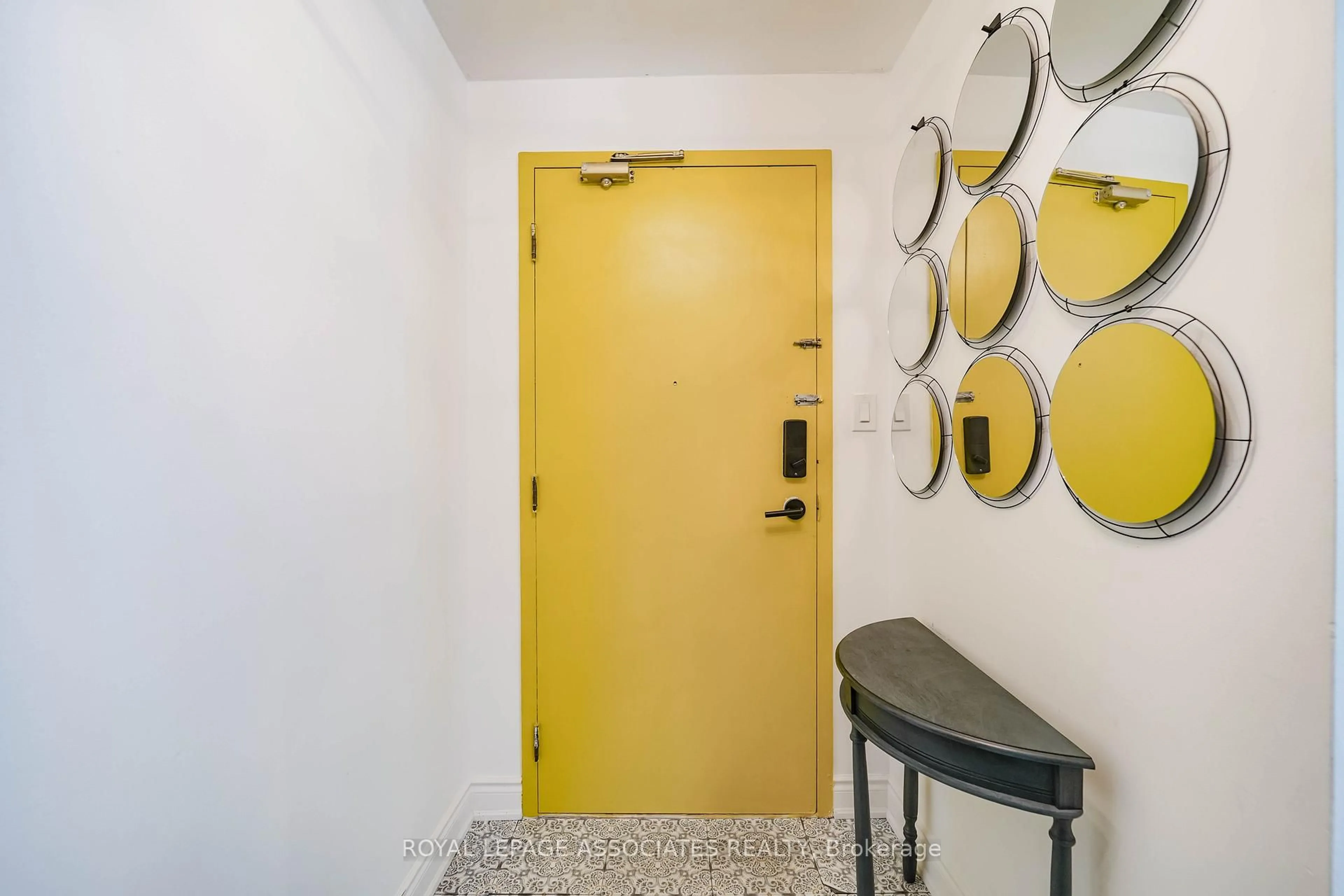 Indoor entryway for 410 McLevin Ave #103, Toronto Ontario M1B 5J5