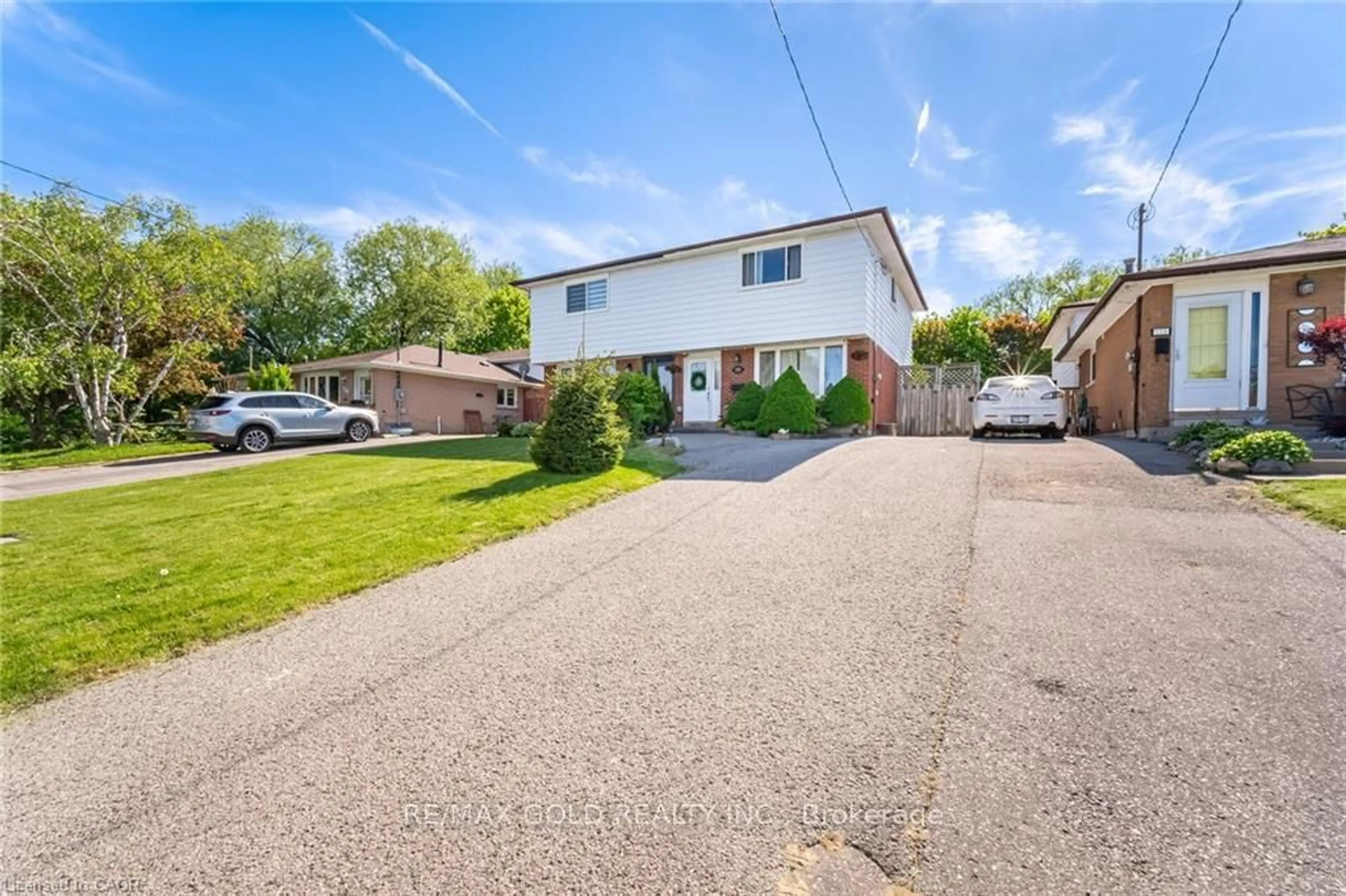 A pic from outside/outdoor area/front of a property/back of a property/a pic from drone, street for 232 Durham St, Oshawa Ontario L1J 5R3