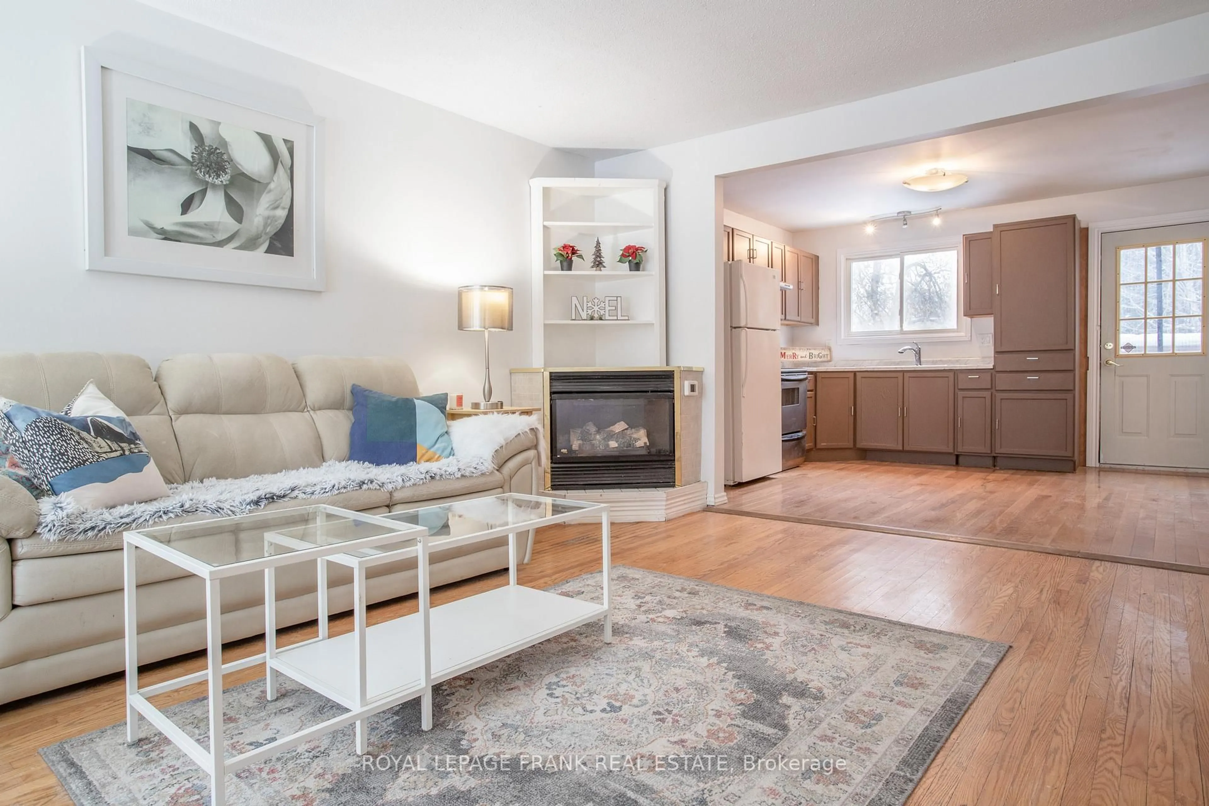 Living room with furniture, unknown for 118 Capreol Crt, Oshawa Ontario L1J 6E6