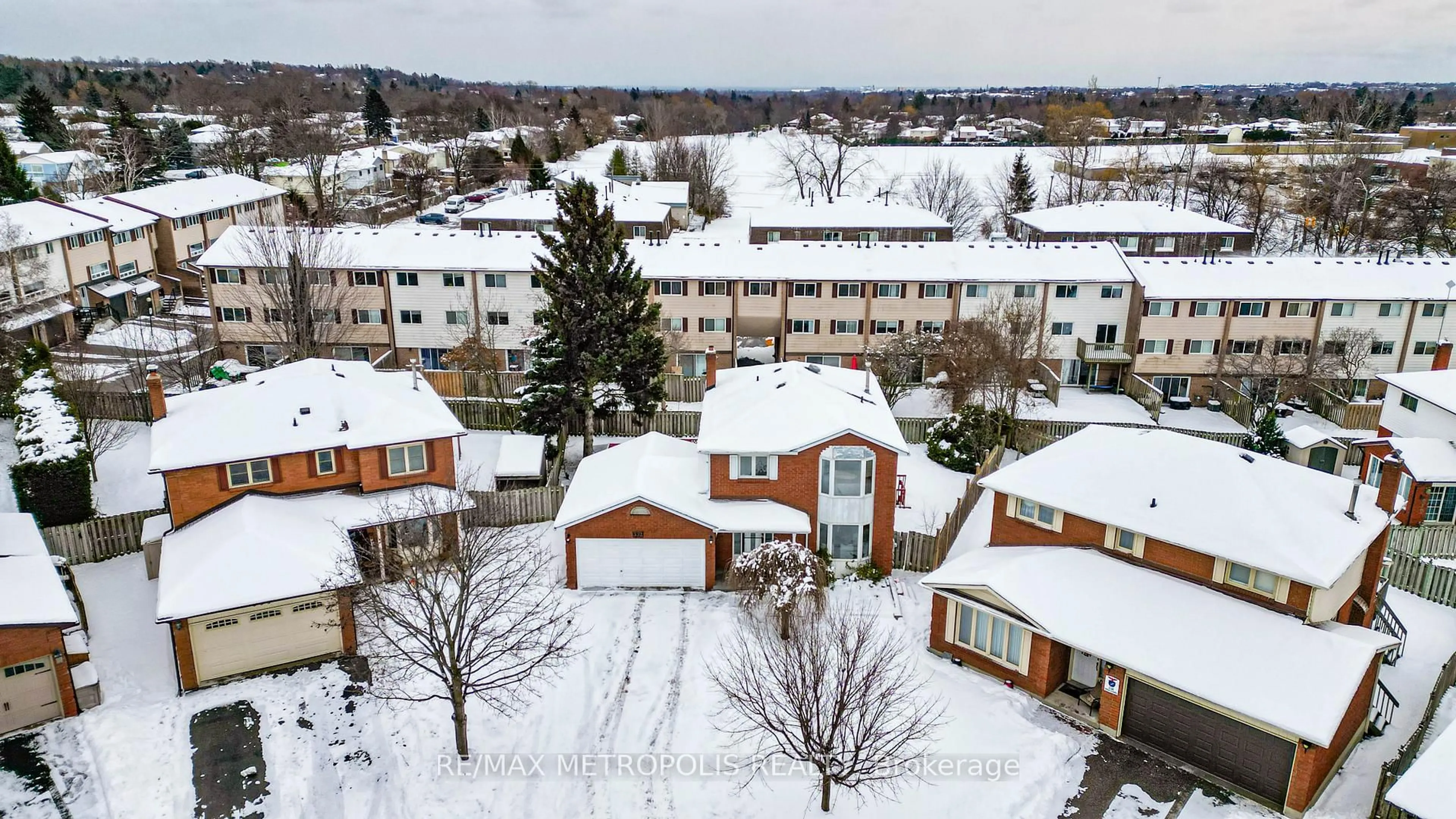 A pic from outside/outdoor area/front of a property/back of a property/a pic from drone, unknown for 332 Nina Crt, Oshawa Ontario L1K 1S7