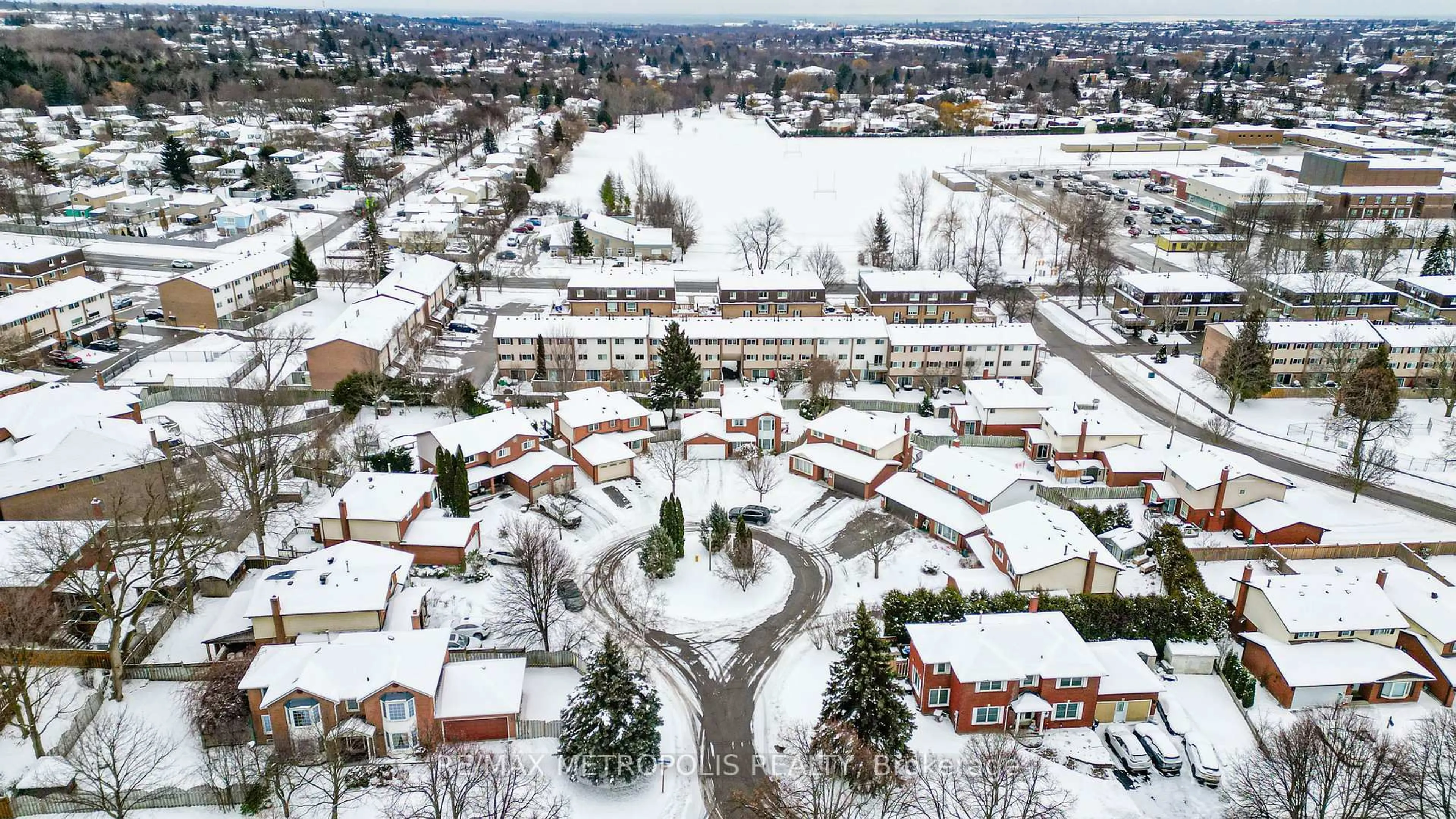 A pic from outside/outdoor area/front of a property/back of a property/a pic from drone, street for 332 Nina Crt, Oshawa Ontario L1K 1S7