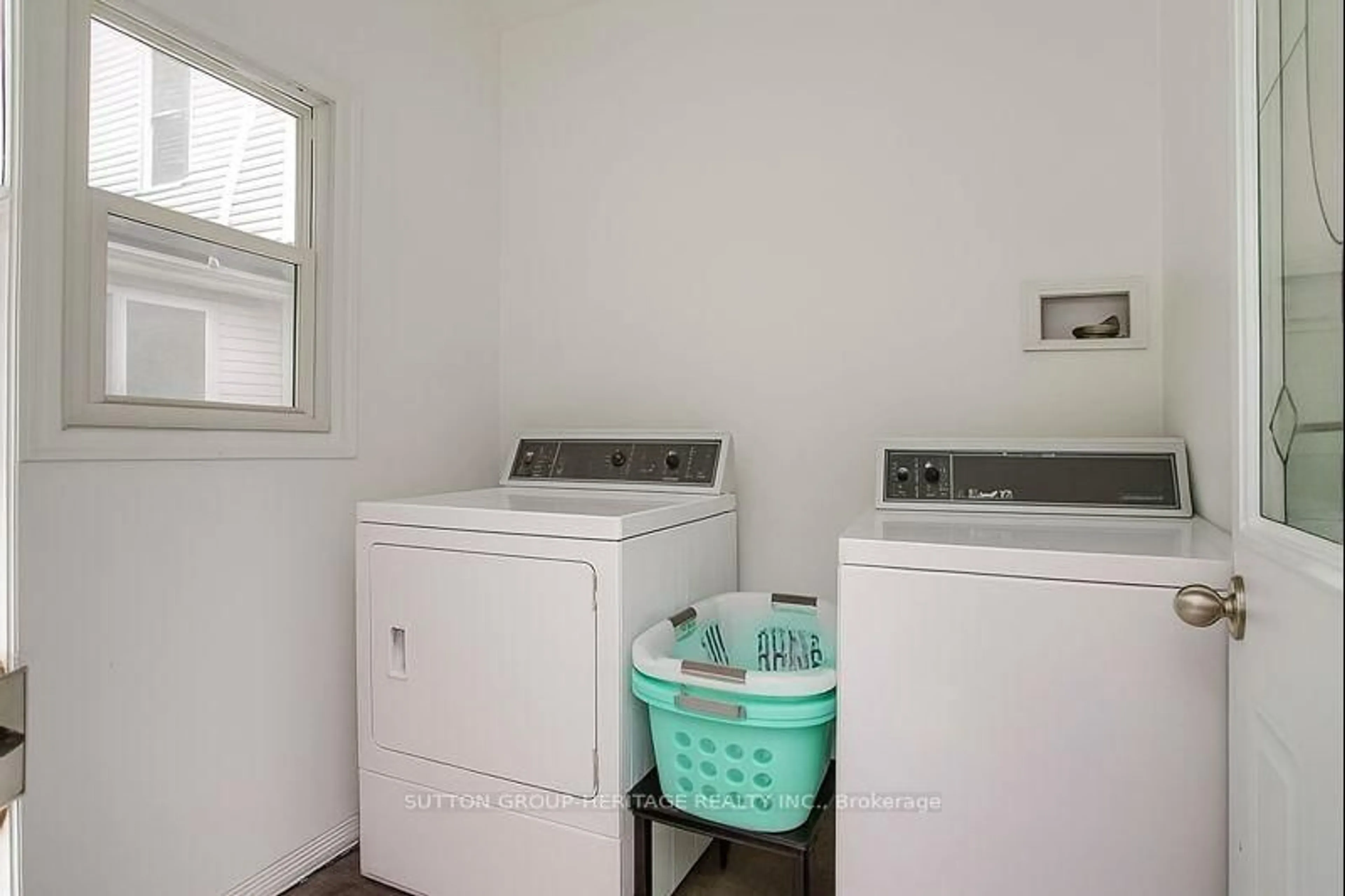 Laundry room for 158 Celina St, Oshawa Ontario L1H 4N5