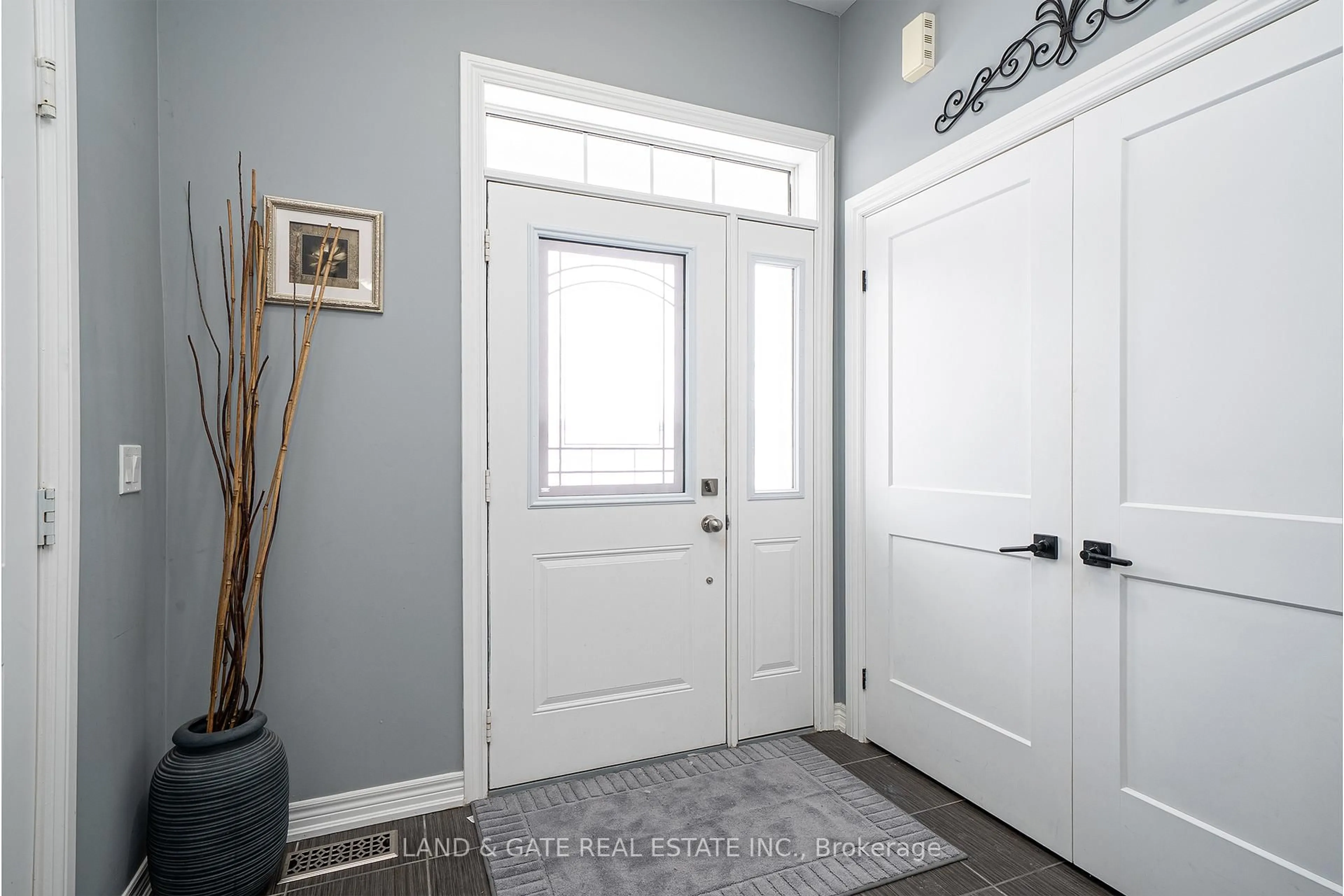 Indoor entryway for 2323 Steeplechase St, Oshawa Ontario L1L 0C8