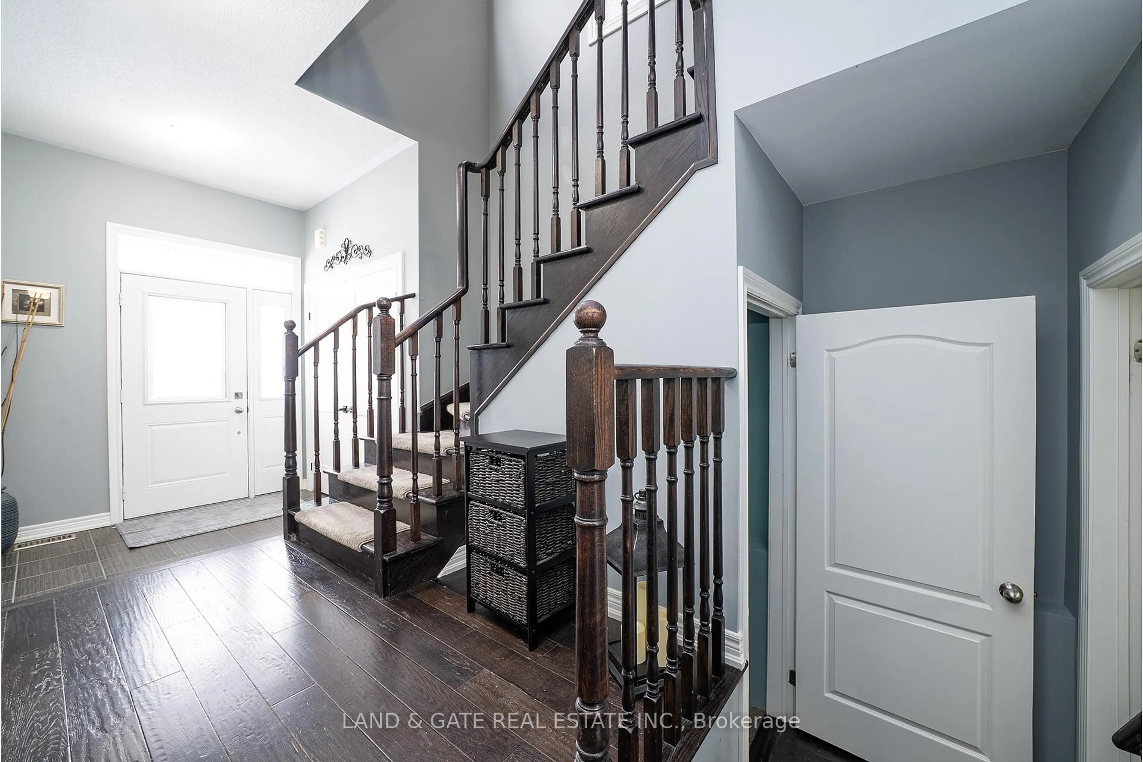 Indoor entryway for 2323 Steeplechase St, Oshawa Ontario L1L 0C8