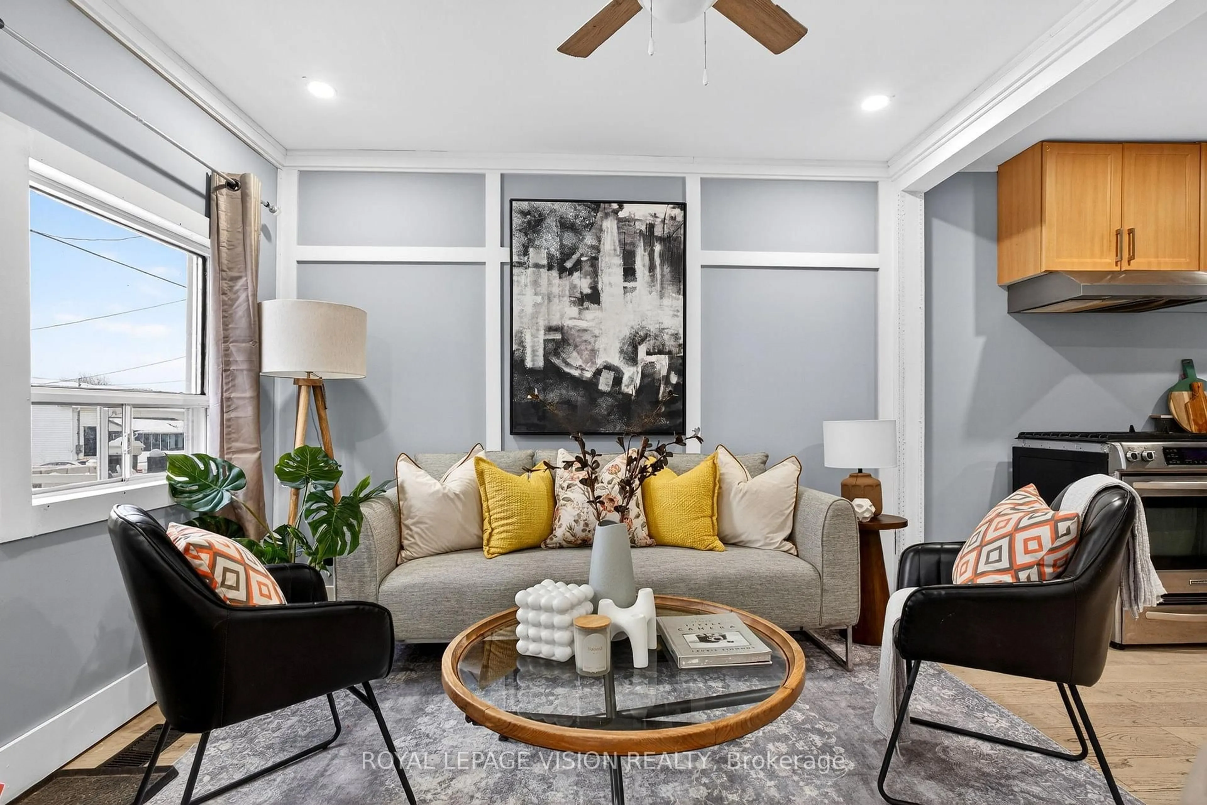 Living room with furniture, unknown for 290 Nassau St, Oshawa Ontario L1J 4A8