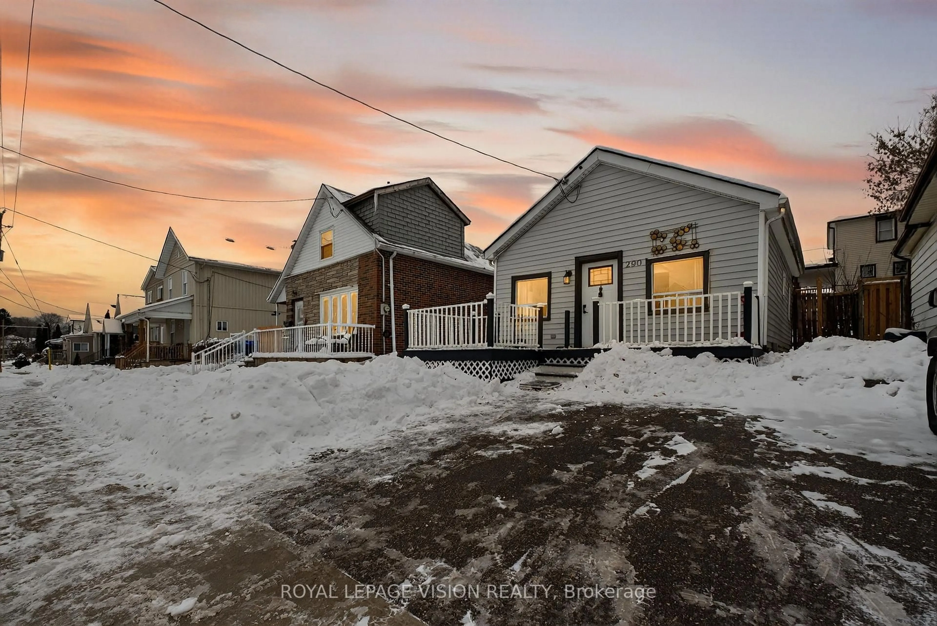 A pic from outside/outdoor area/front of a property/back of a property/a pic from drone, street for 290 Nassau St, Oshawa Ontario L1J 4A8