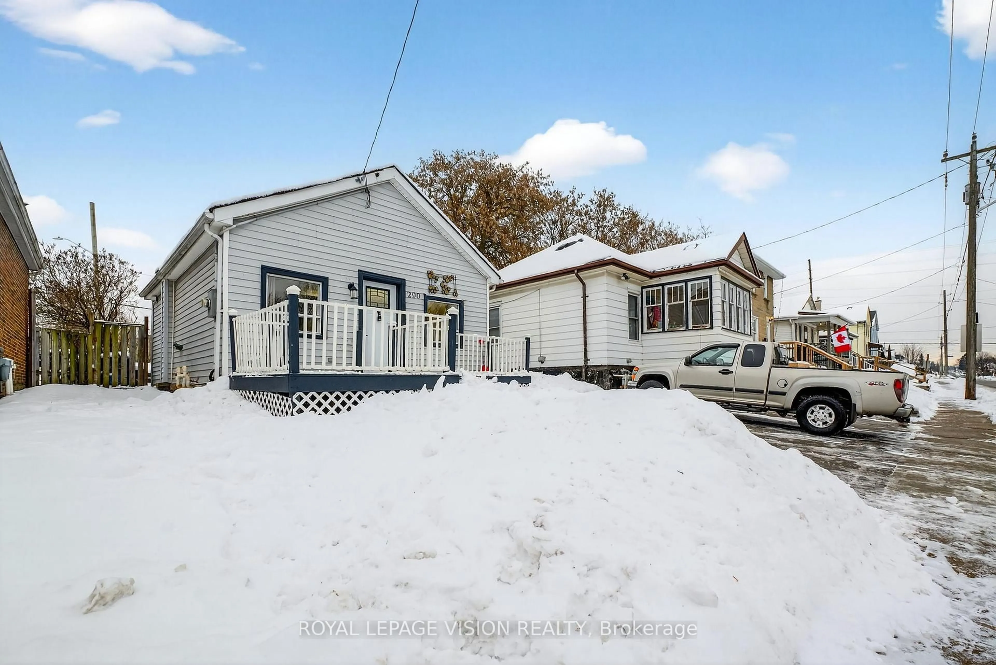 A pic from outside/outdoor area/front of a property/back of a property/a pic from drone, street for 290 Nassau St, Oshawa Ontario L1J 4A8